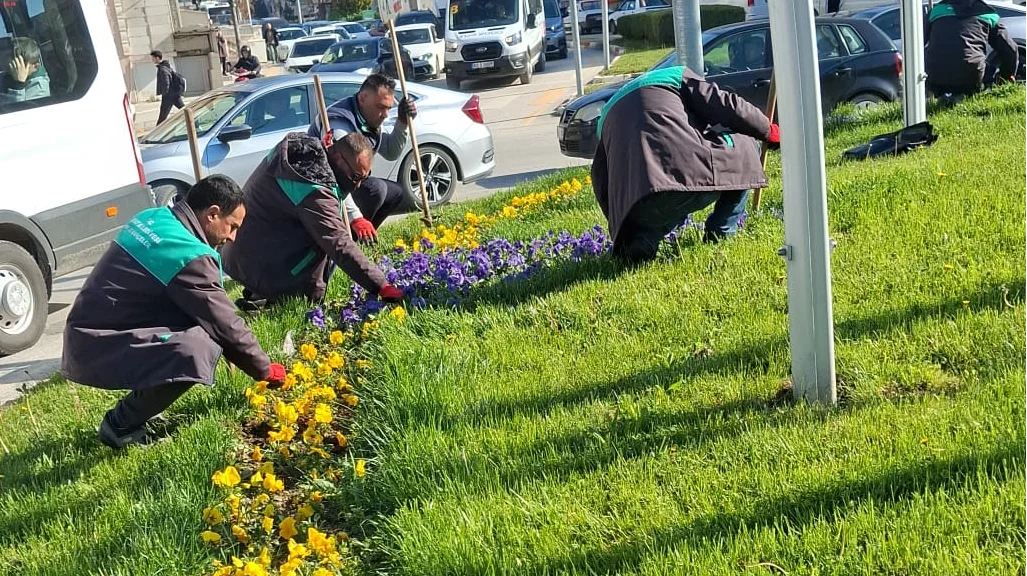Kavşak Çiçek Çapalama Çalışmaları