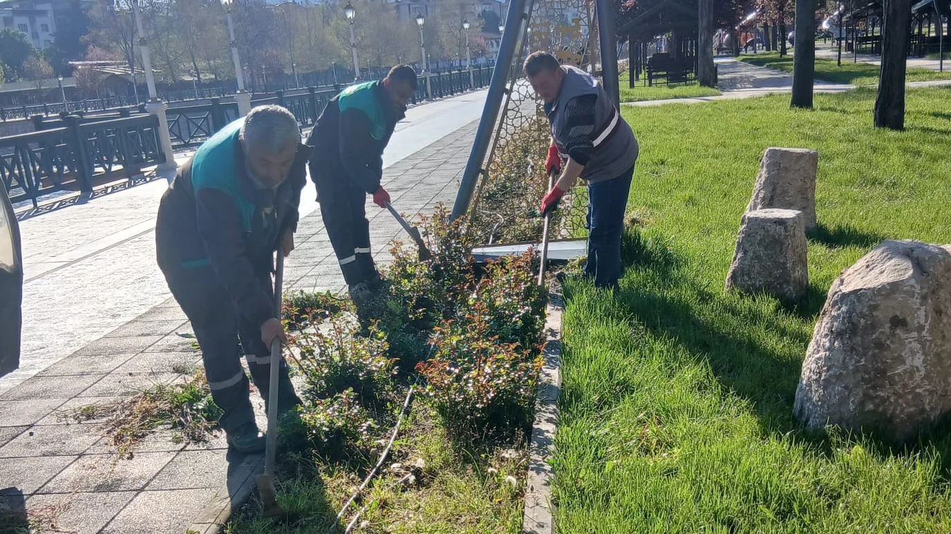 Muhsin Yazıcıoğlu Parkı'nda Gül Çapalama Çalışmaları