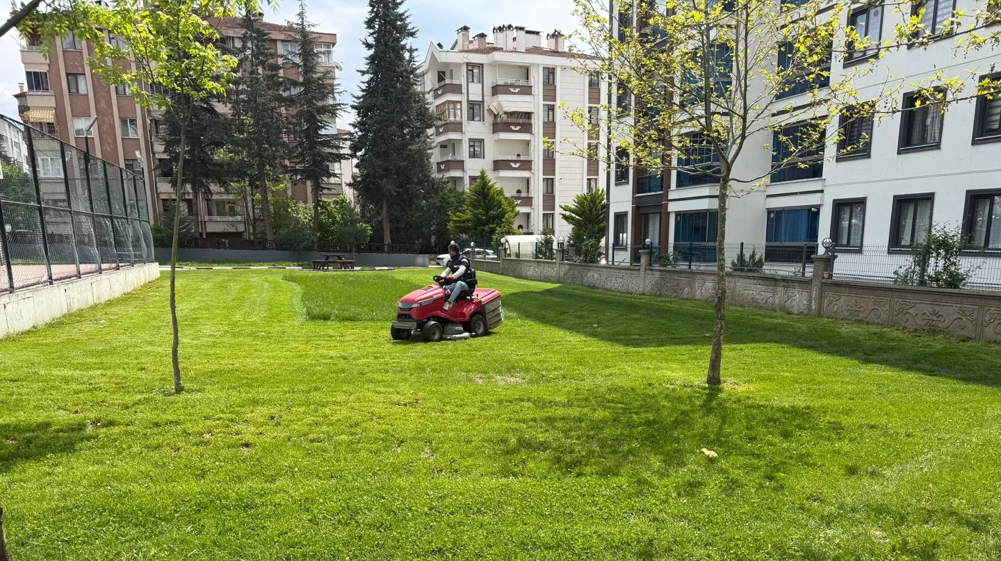 Şehit Birol Yavuz Parkı'nda Çim Biçme Çalışmaları