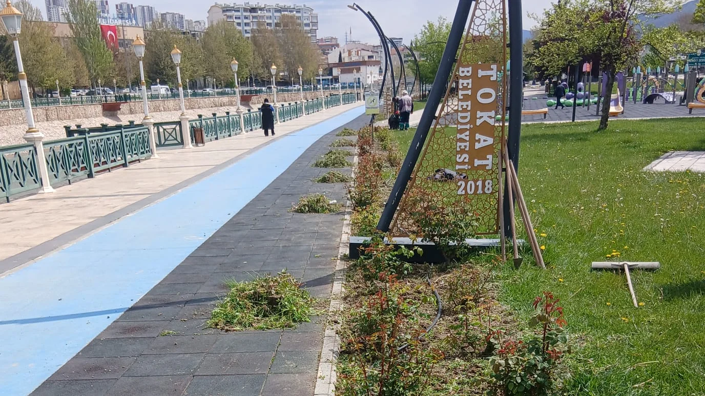 Muhsin Yazıcıoğlu Parkı'nda Gül Çapalama Çalışmaları