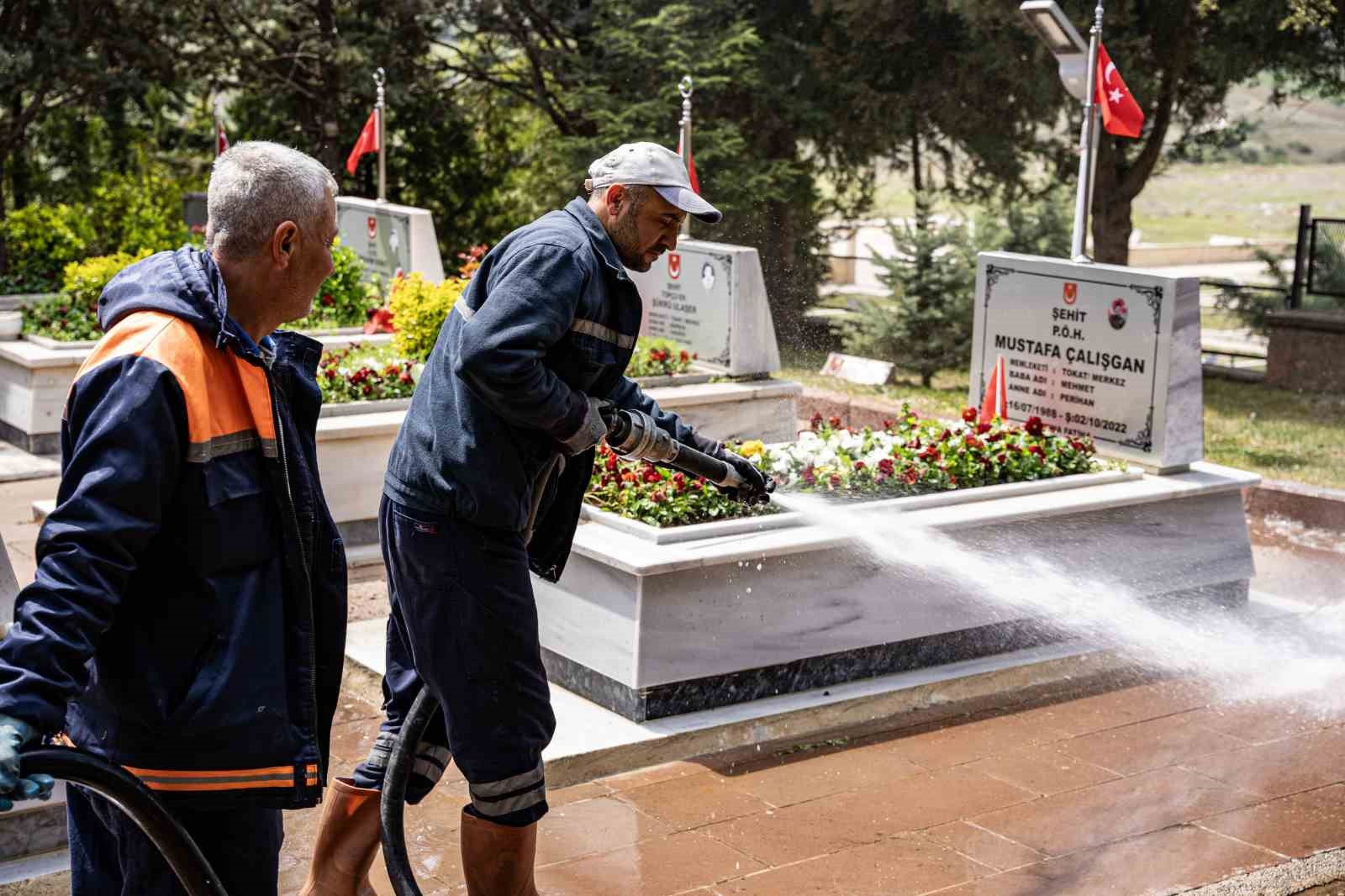 ŞEHİTLİKLER TEMİZLENDİ