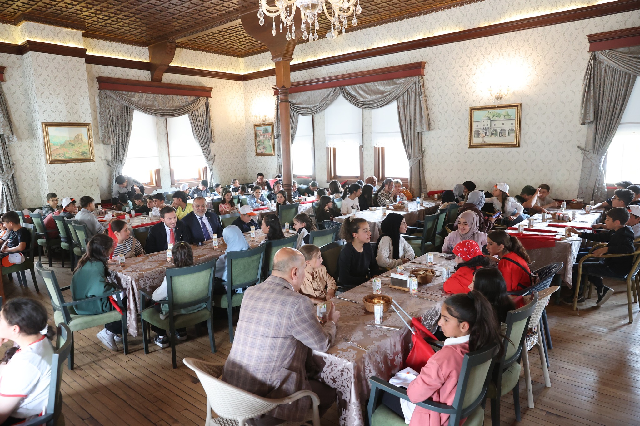 DEPREMZEDE ÇOCUKLAR, TOKAT’TA BAYRAM SEVİNCİNİ YAŞADI - Görsel 3