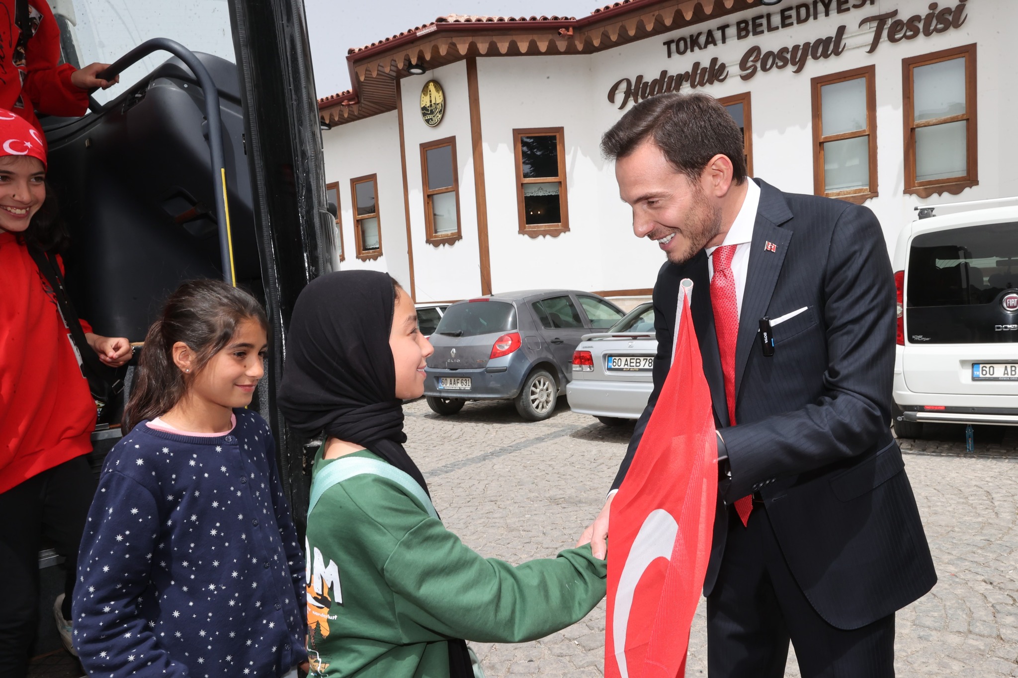 DEPREMZEDE ÇOCUKLAR, TOKAT’TA BAYRAM SEVİNCİNİ YAŞADI - Görsel 5