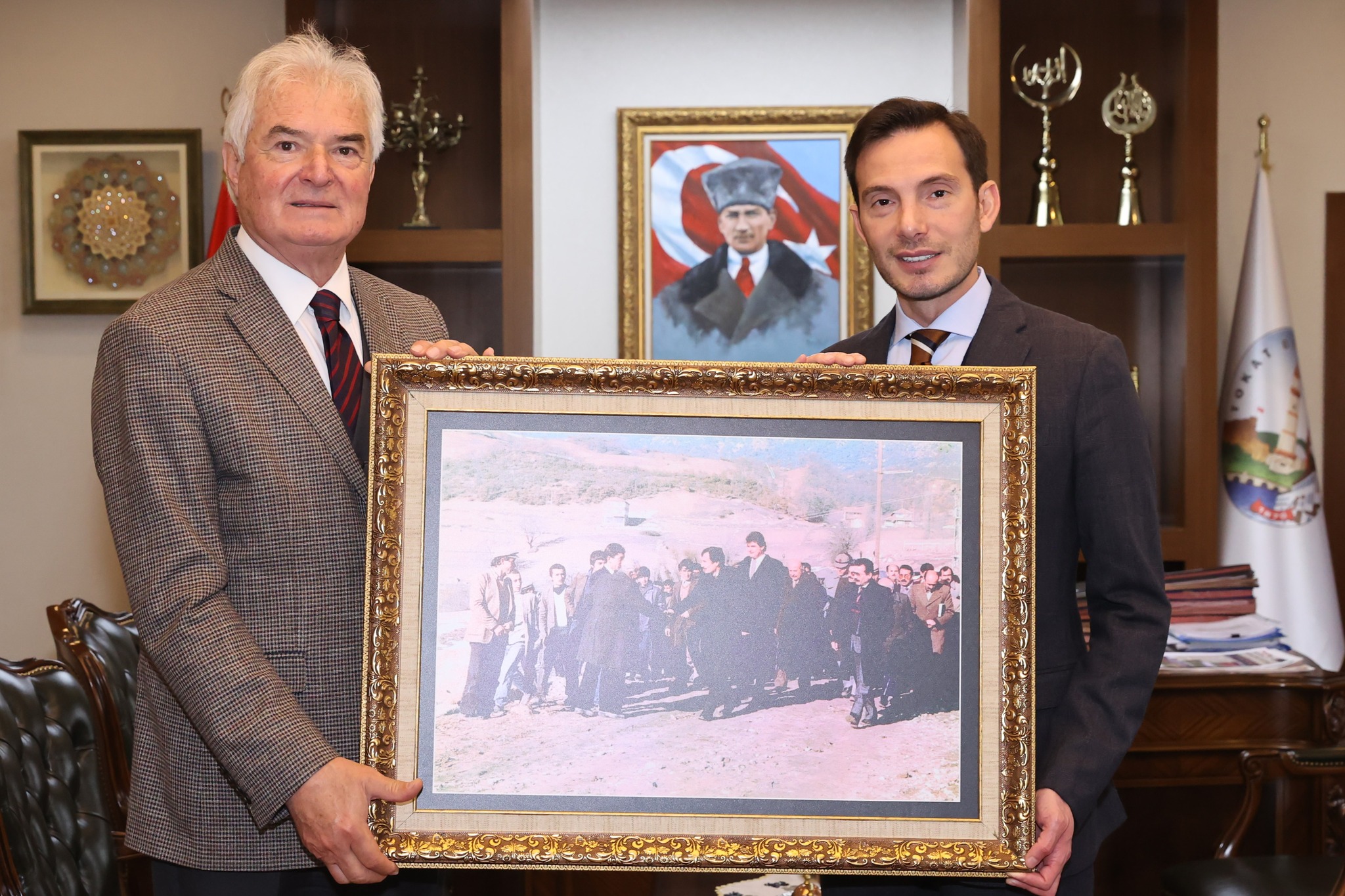 BAŞKAN YAZICIOĞLU, EFSANE VALİNİN 39 YILLIK FOTOĞRAFINI ODASINA ASTI