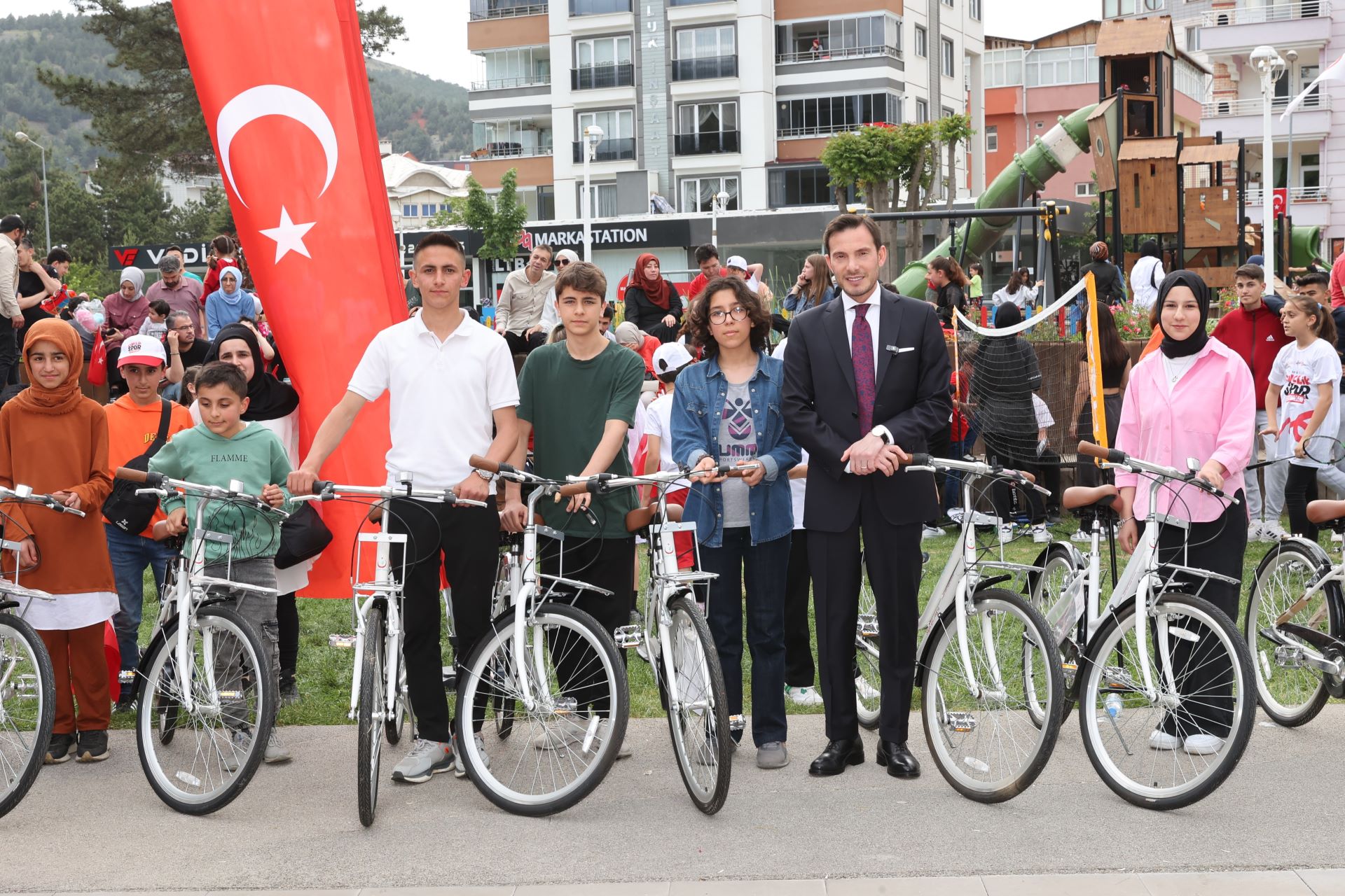 BAŞKAN YAZICIOĞLU, BAŞARILI GENÇLERE BİSİKLET HEDİYE ETTİ - Görsel 4
