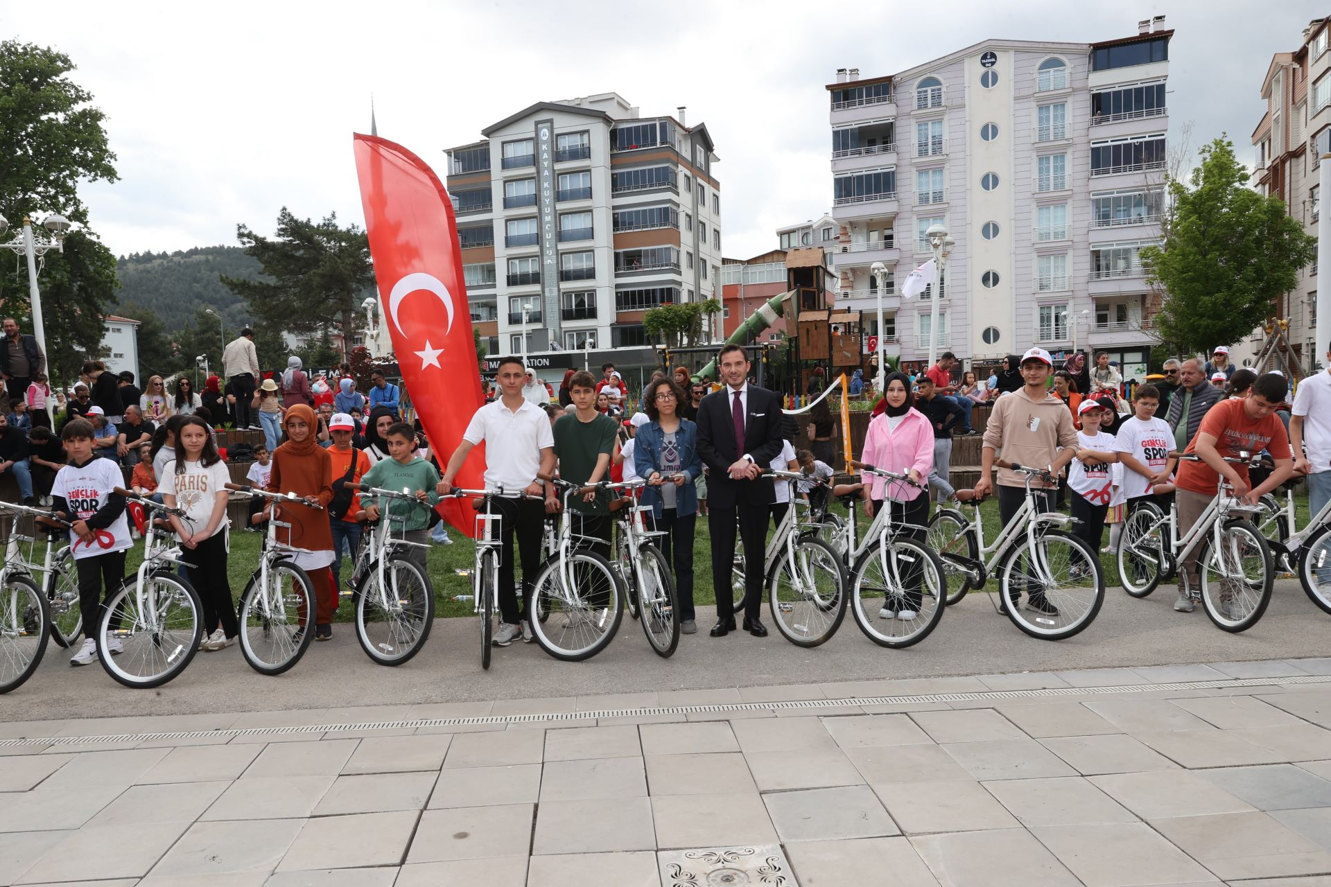 BAŞKAN YAZICIOĞLU, BAŞARILI GENÇLERE BİSİKLET HEDİYE ETTİ - Görsel 5