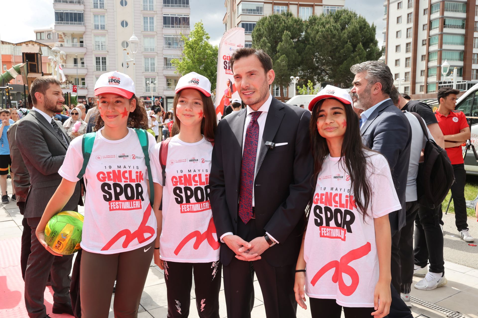 BAŞKAN YAZICIOĞLU, BAŞARILI GENÇLERE BİSİKLET HEDİYE ETTİ - Görsel 6