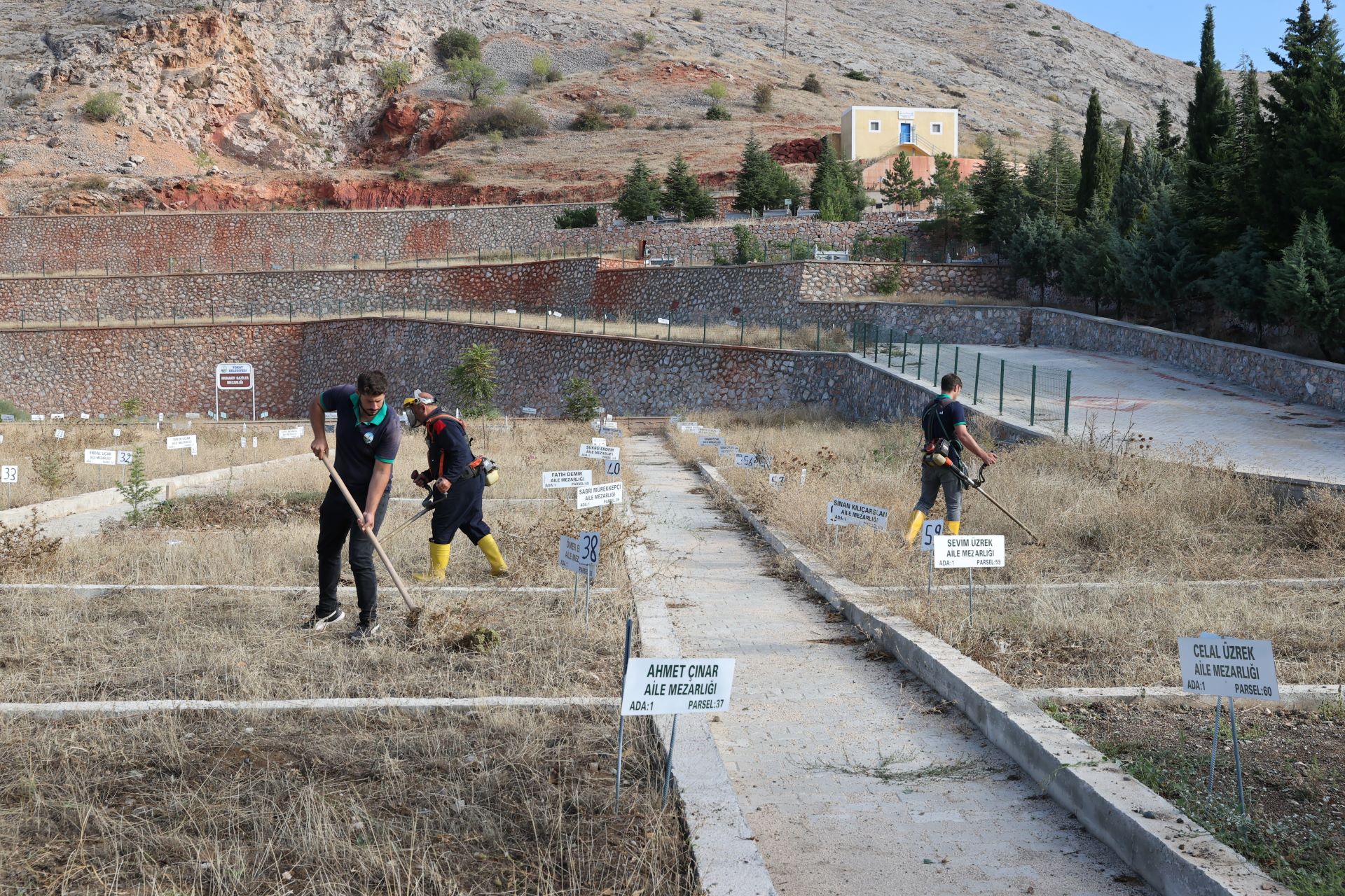 TÜM MEZARLIKLARDA TEMİZLİK VE BAKIM ÇALIŞMALARI SÜRÜYOR - Görsel 1