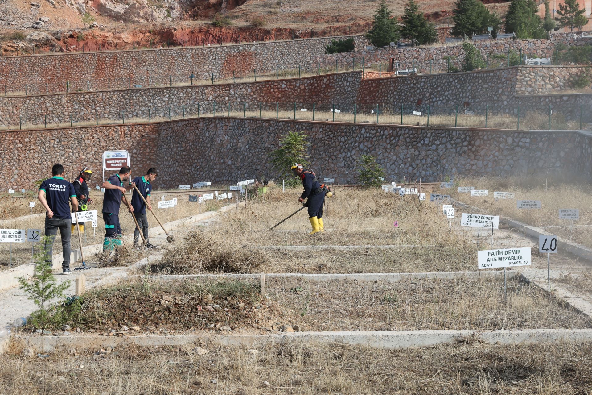 TÜM MEZARLIKLARDA TEMİZLİK VE BAKIM ÇALIŞMALARI SÜRÜYOR - Görsel 6