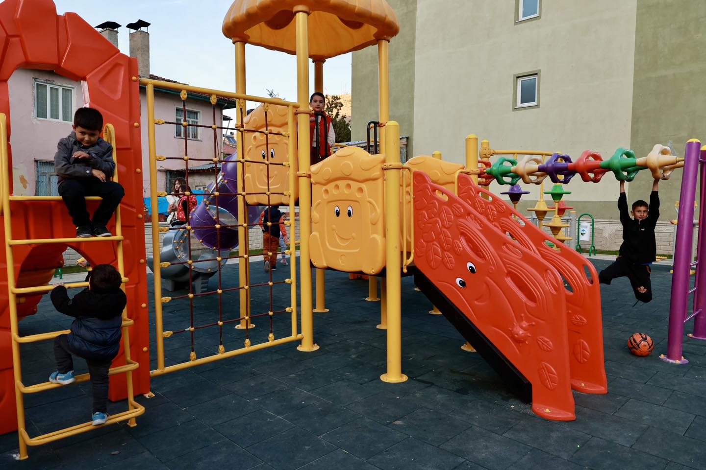 YILLARDIR BEKLENEN ÇOCUK PARKINA KAVUŞTULAR - Görsel 1
