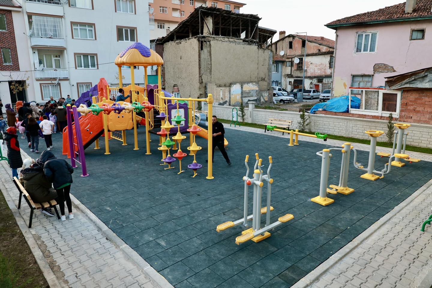 YILLARDIR BEKLENEN ÇOCUK PARKINA KAVUŞTULAR - Görsel 4