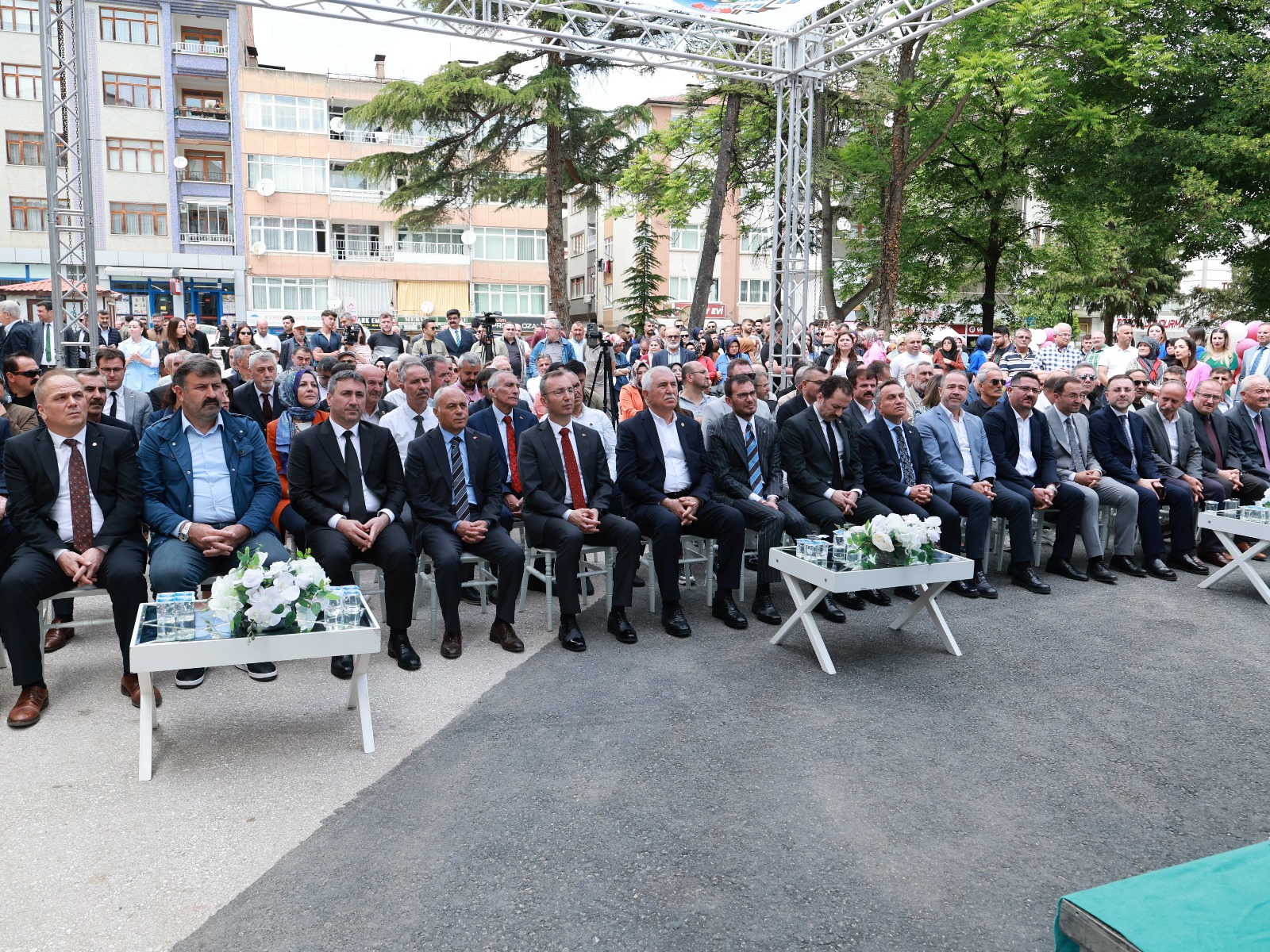 1 GÜNDE 4 AÇILIŞ: DUDAYEV PARKI VE KAFELER HİZMETE AÇILDI - Görsel 1