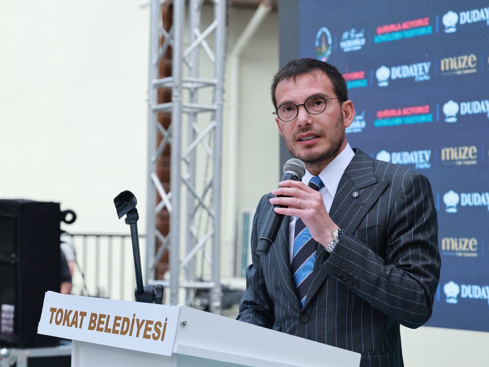1 GÜNDE 4 AÇILIŞ: DUDAYEV PARKI VE KAFELER HİZMETE AÇILDI - Görsel 2