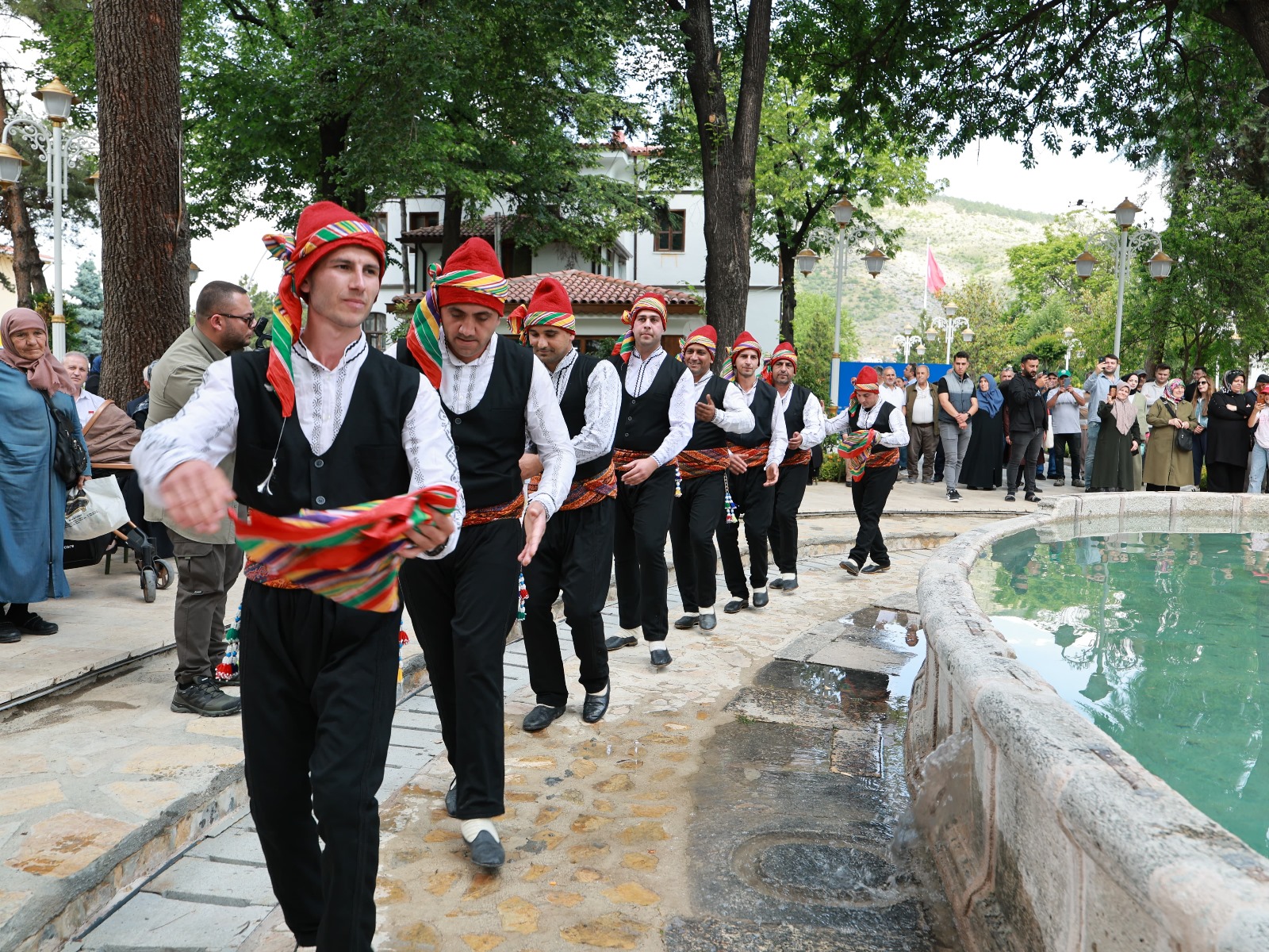 1 GÜNDE 4 AÇILIŞ: DUDAYEV PARKI VE KAFELER HİZMETE AÇILDI - Görsel 10