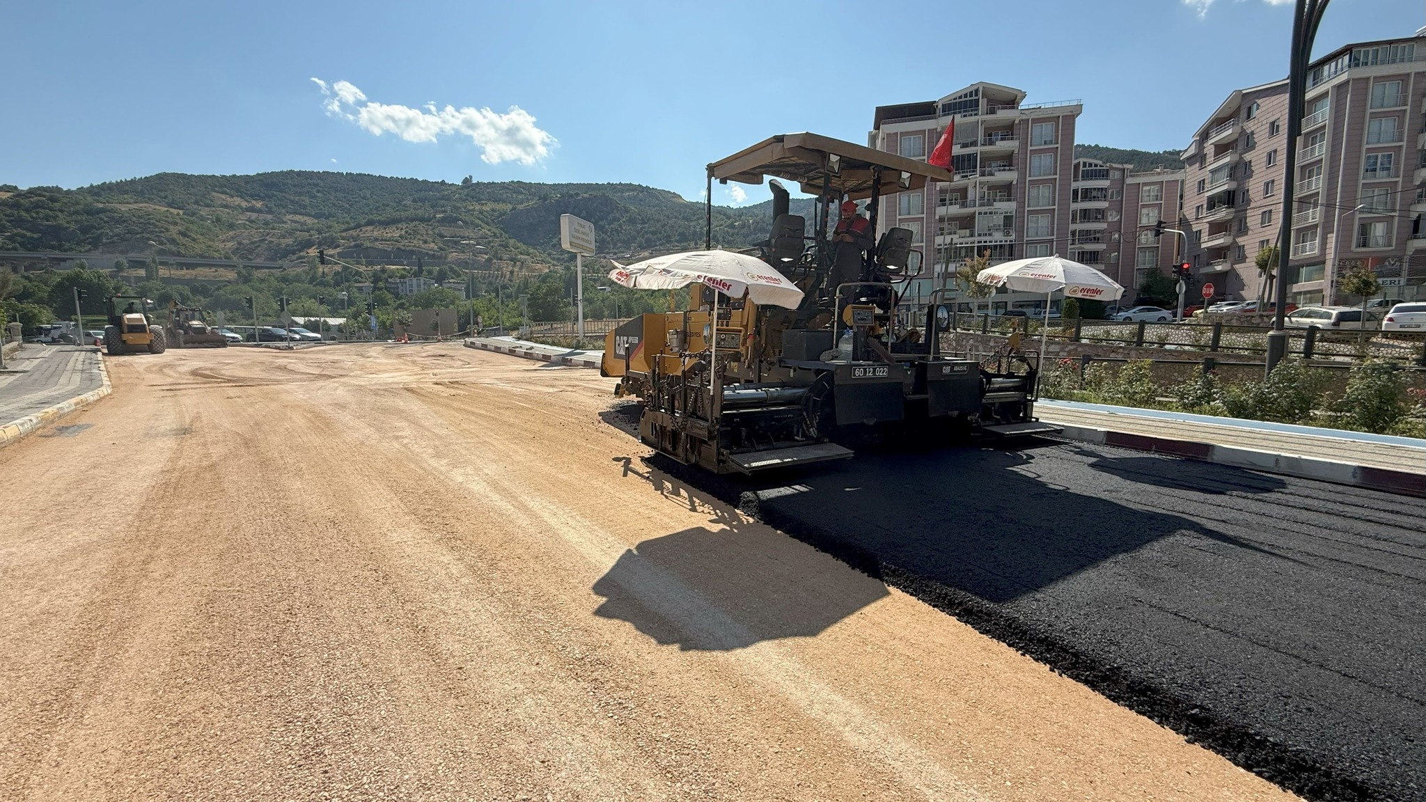 KEMER MAHALLESİ’NDE ASFALT VE KALDIRIM ÇALIŞMALARI TAMAMLANDI - Görsel 1
