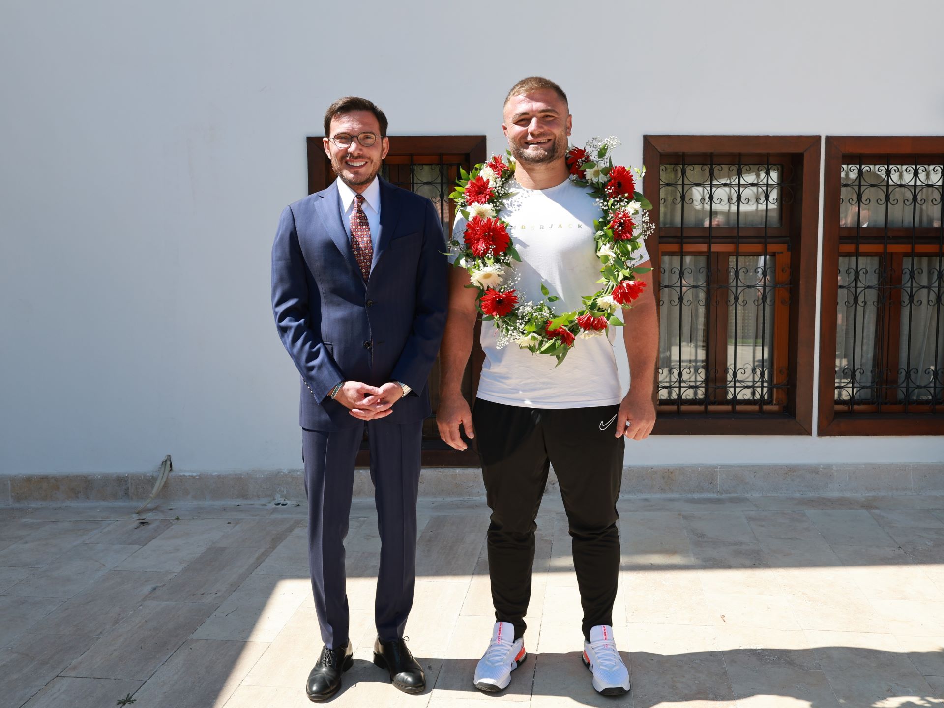 BAŞKAN YAZICIOĞLU BAŞPEHLİVAN SERHAT ELVAN’I TEBRİK ETTİ