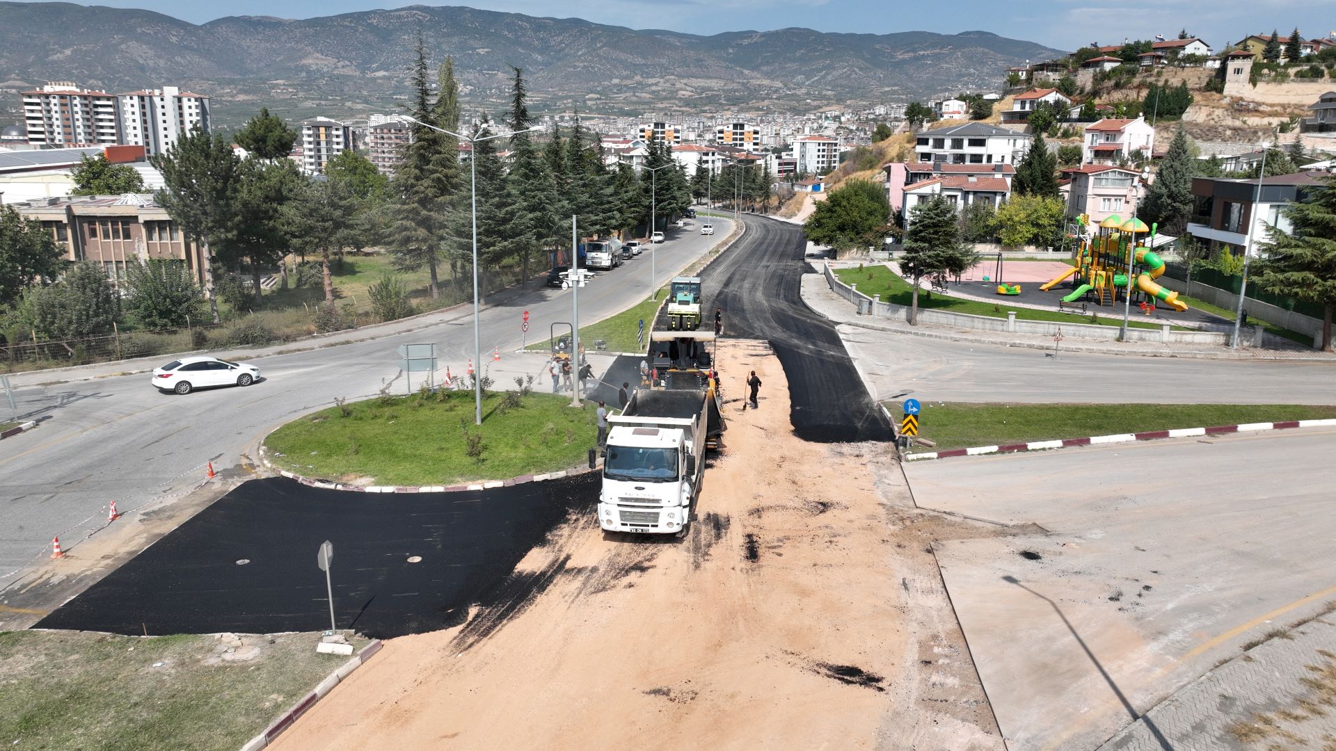 DENİZLİ CADDESİ BAŞTAN SONA YENİLENDİ - Görsel 2