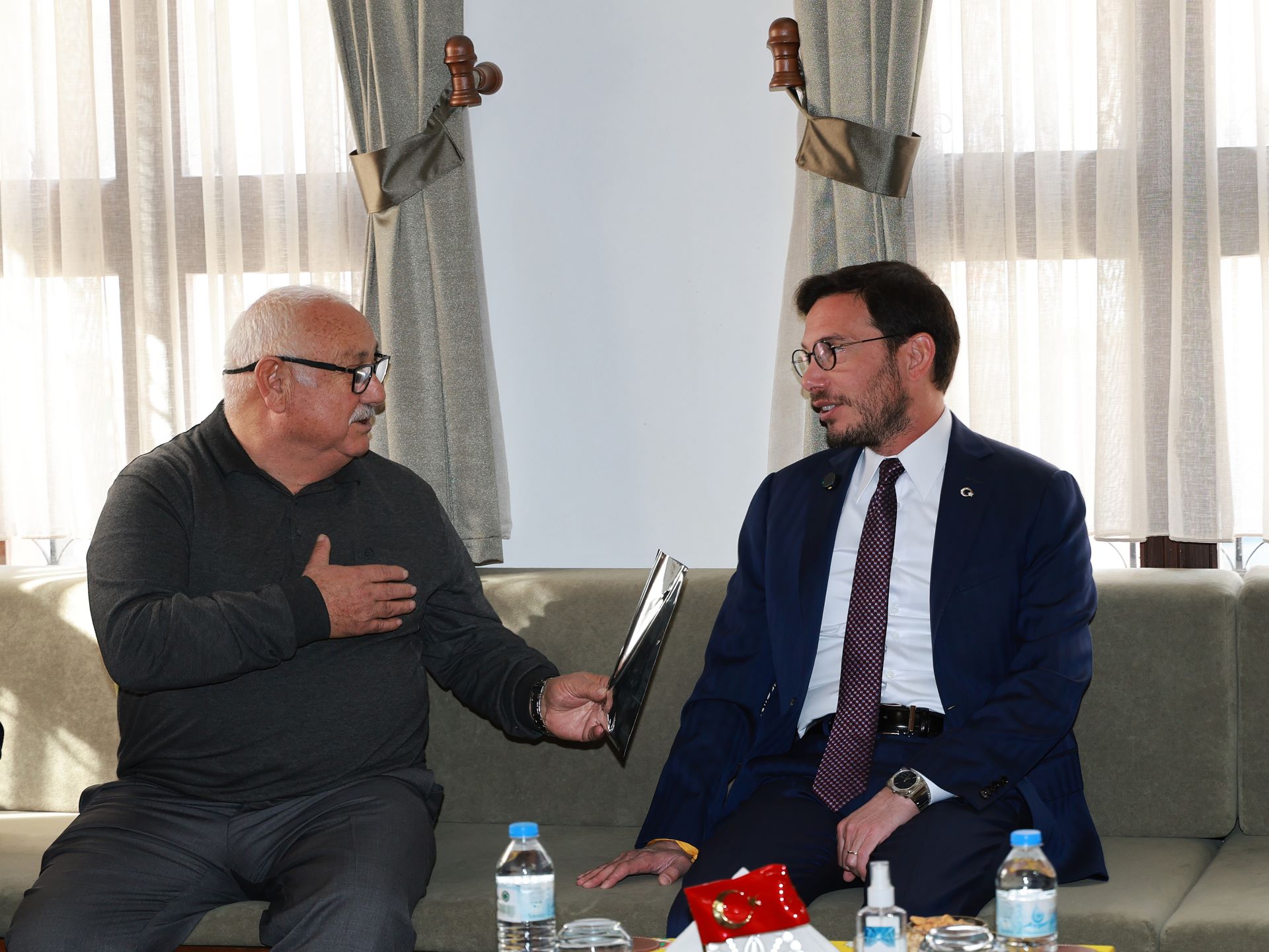 YENİ DÜKKANLARINA KAVUŞAN AYAKKABI BOYACILARI'NDAN BAŞKAN YAZICIOĞLU’NA TEŞEKKÜR ZİYARETİ - Görsel 2