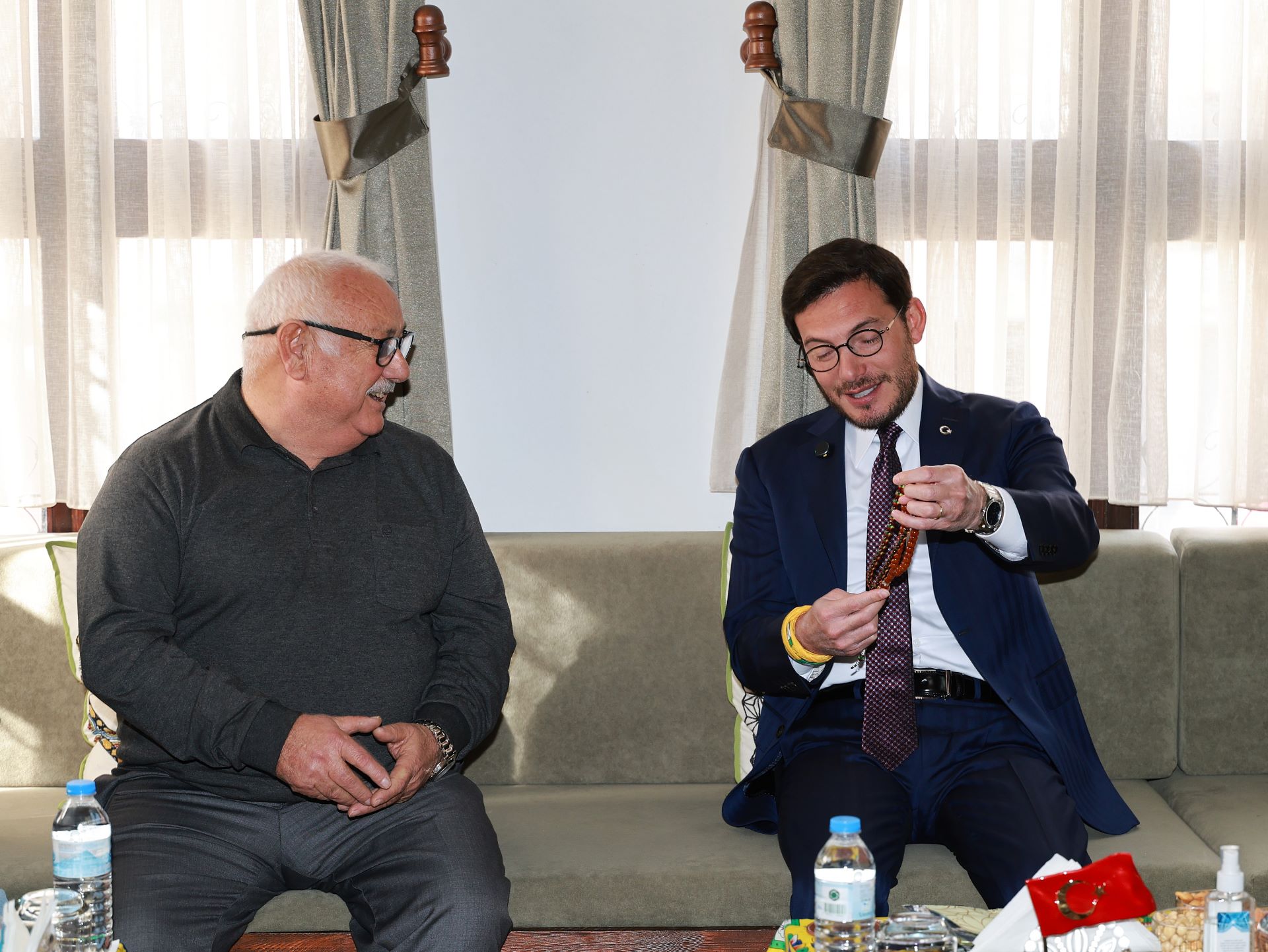 YENİ DÜKKANLARINA KAVUŞAN AYAKKABI BOYACILARI'NDAN BAŞKAN YAZICIOĞLU’NA TEŞEKKÜR ZİYARETİ - Görsel 3