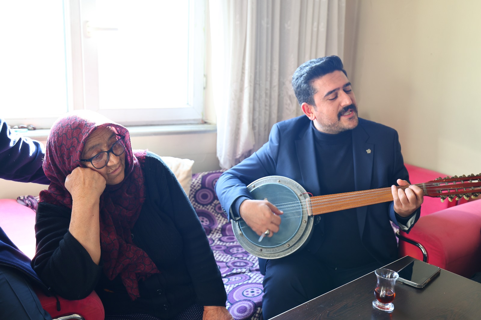 TOKAT BELEDİYESİ’NDEN YAŞLILARA HEM TEMİZLİK HEM DE CANLI MÜZİK HİZMETİ - Görsel 2