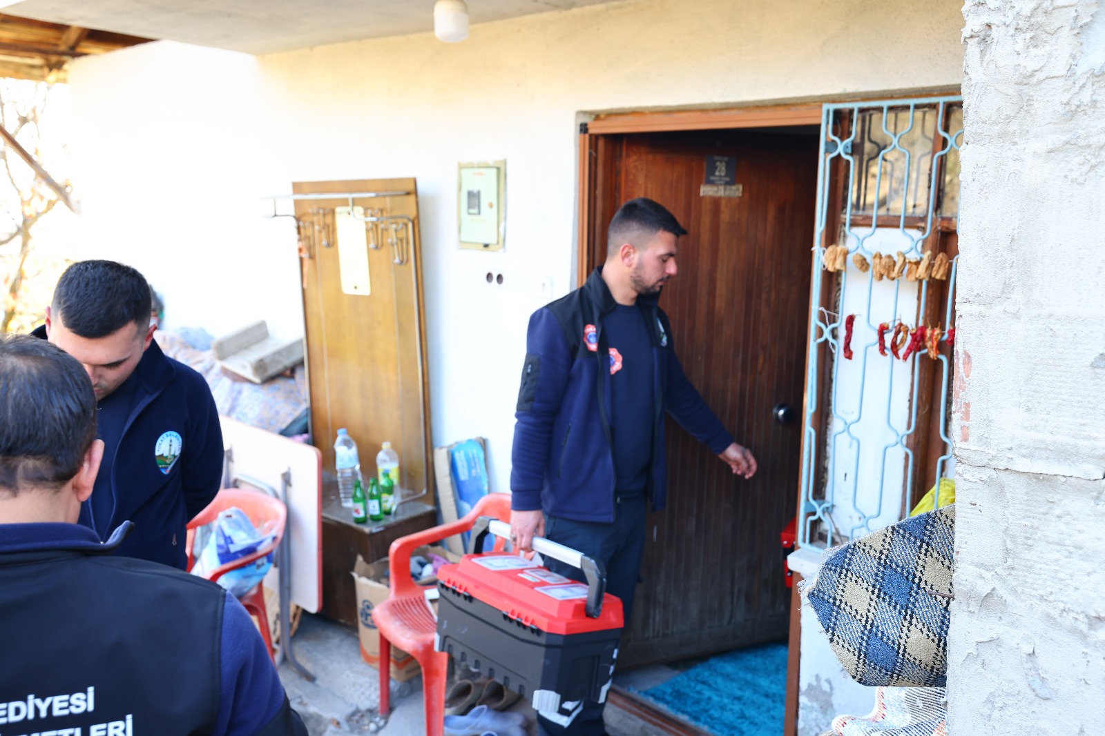 TOKAT BELEDİYESİ’NDEN YAŞLILARA HEM TEMİZLİK HEM DE CANLI MÜZİK HİZMETİ - Görsel 3