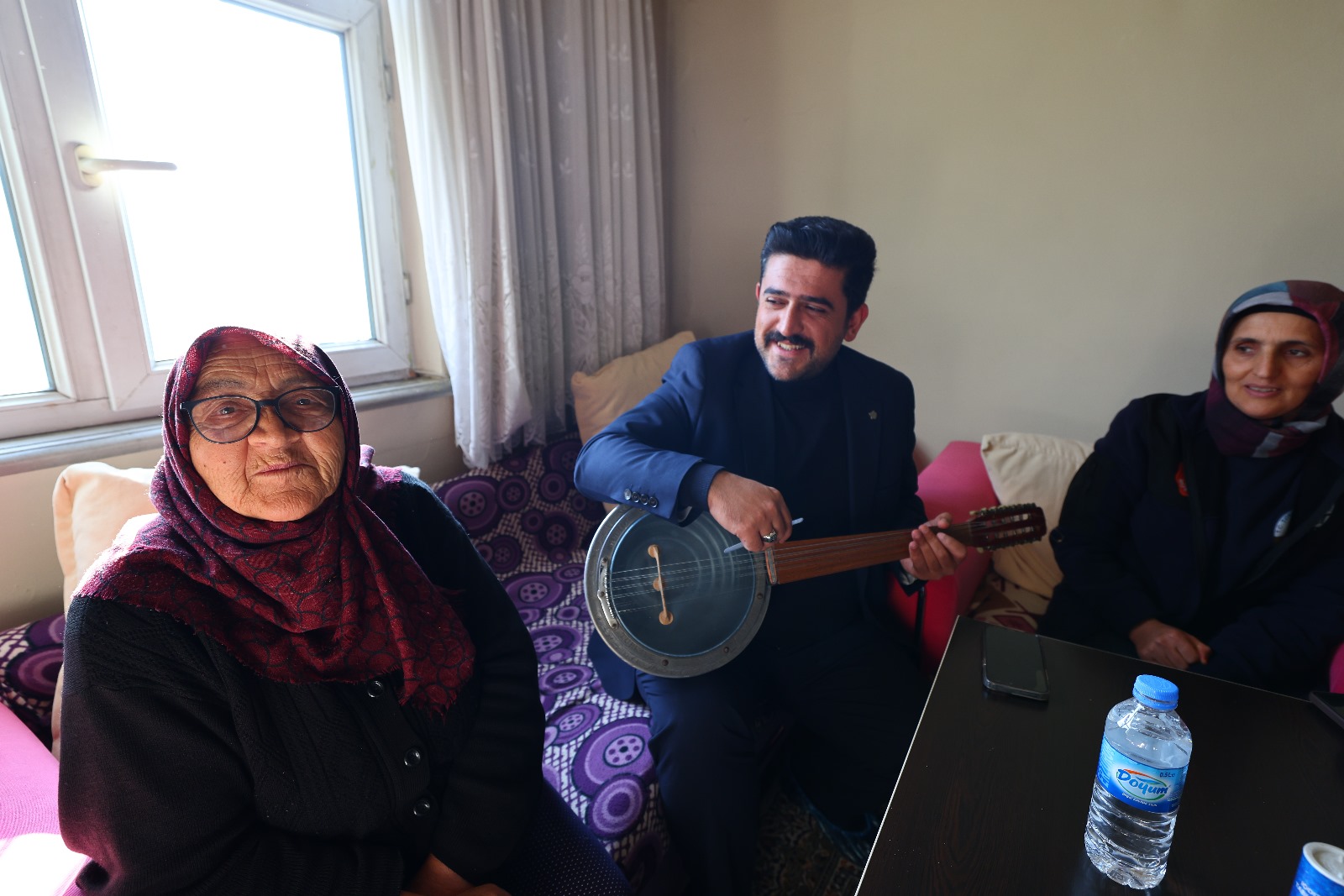 TOKAT BELEDİYESİ’NDEN YAŞLILARA HEM TEMİZLİK HEM DE CANLI MÜZİK HİZMETİ - Görsel 12