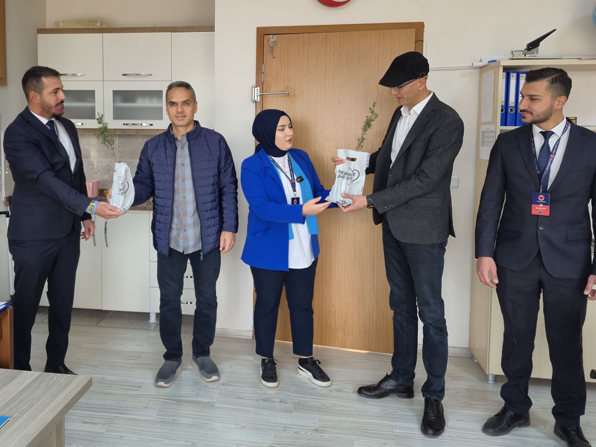 TOKAT BELEDİYESİNDEN ANLAMLI 24 KASIM HEDİYESİ: 5 BİN FİDAN ÖĞRETMENLERLE BULUŞTU - Görsel 1