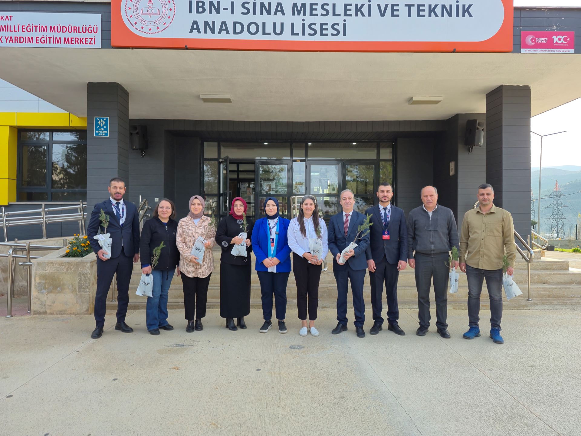 TOKAT BELEDİYESİNDEN ANLAMLI 24 KASIM HEDİYESİ: 5 BİN FİDAN ÖĞRETMENLERLE BULUŞTU - Görsel 4
