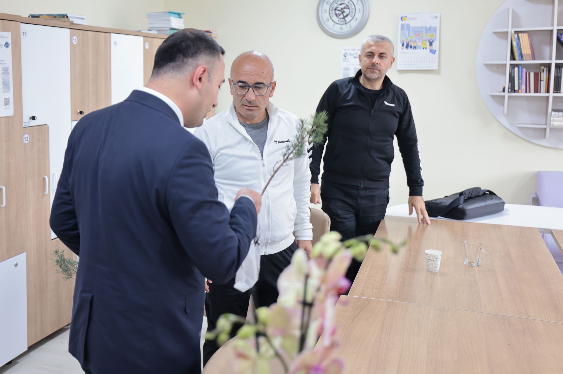 TOKAT BELEDİYESİNDEN ANLAMLI 24 KASIM HEDİYESİ: 5 BİN FİDAN ÖĞRETMENLERLE BULUŞTU - Görsel 7