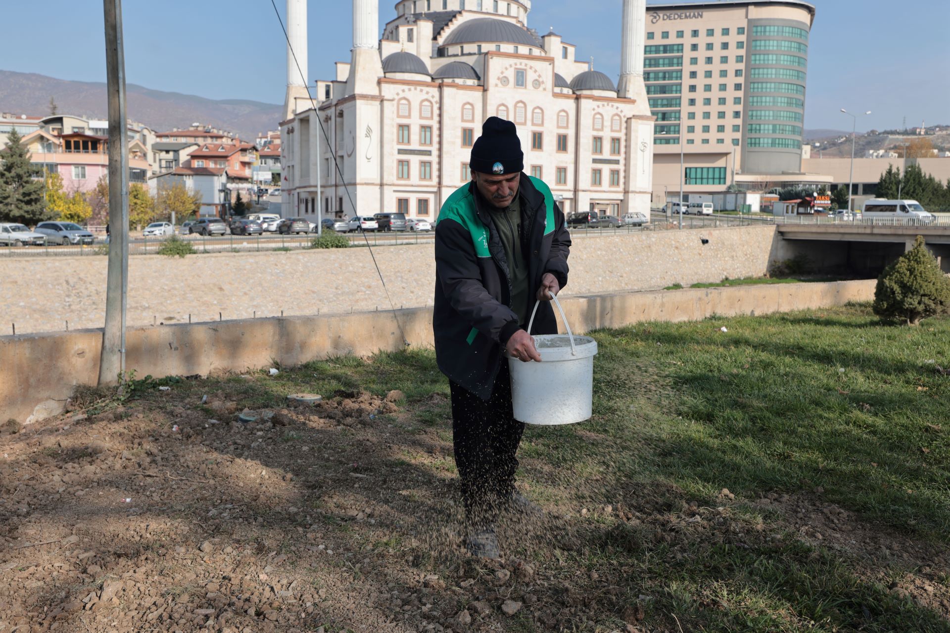 PARK VE BAHÇELER ŞEHRİN HER NOKTASINDA KESİNTİSİZ ÇALIŞMA DEVAM EDİYOR - Görsel 4