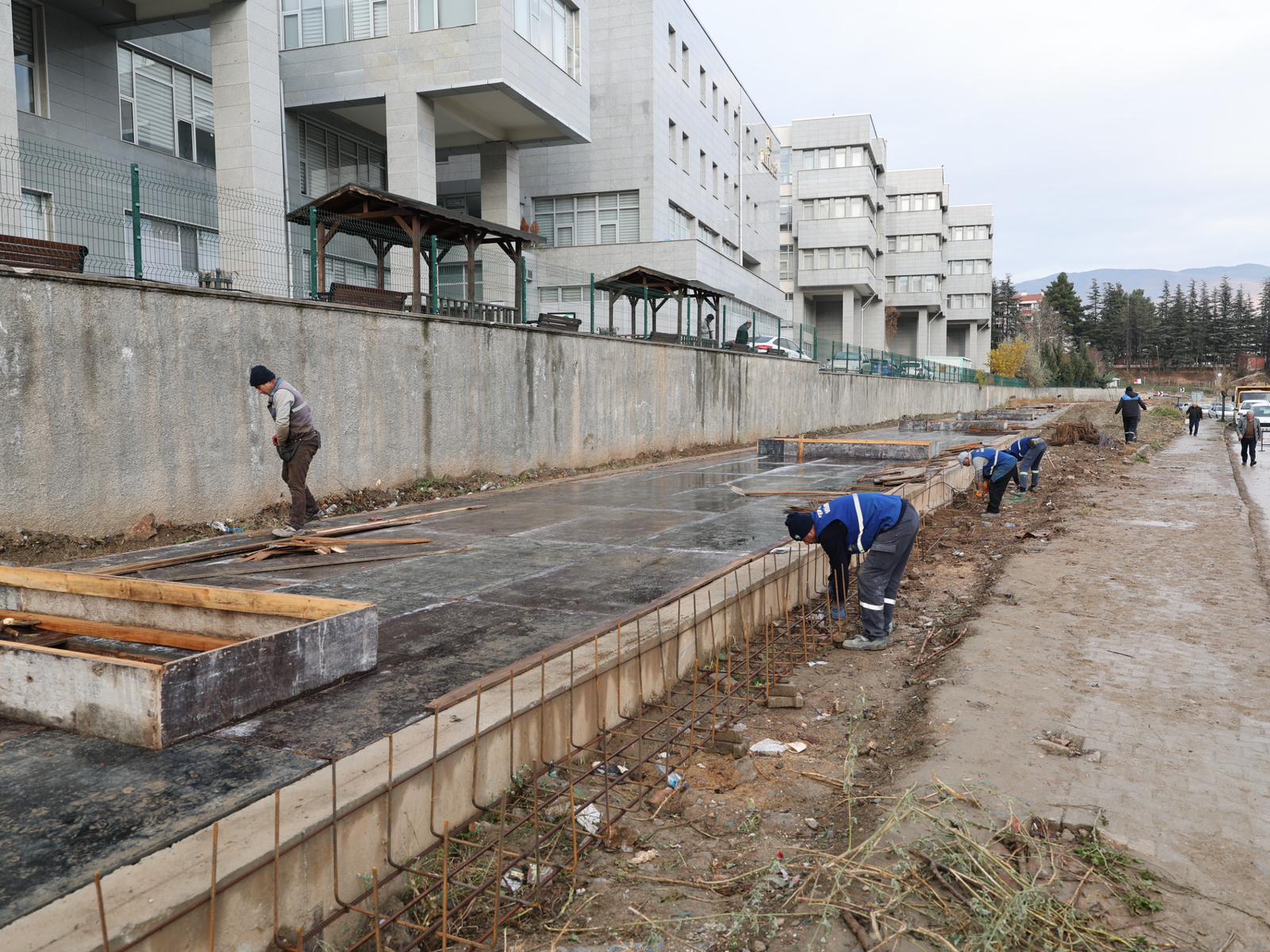 TOKAT BELEDİYESİ, ÜNİVERSİTE HASTANESİNİN OTOPARK SORUNUNU ÇÖZÜYOR - Görsel 1