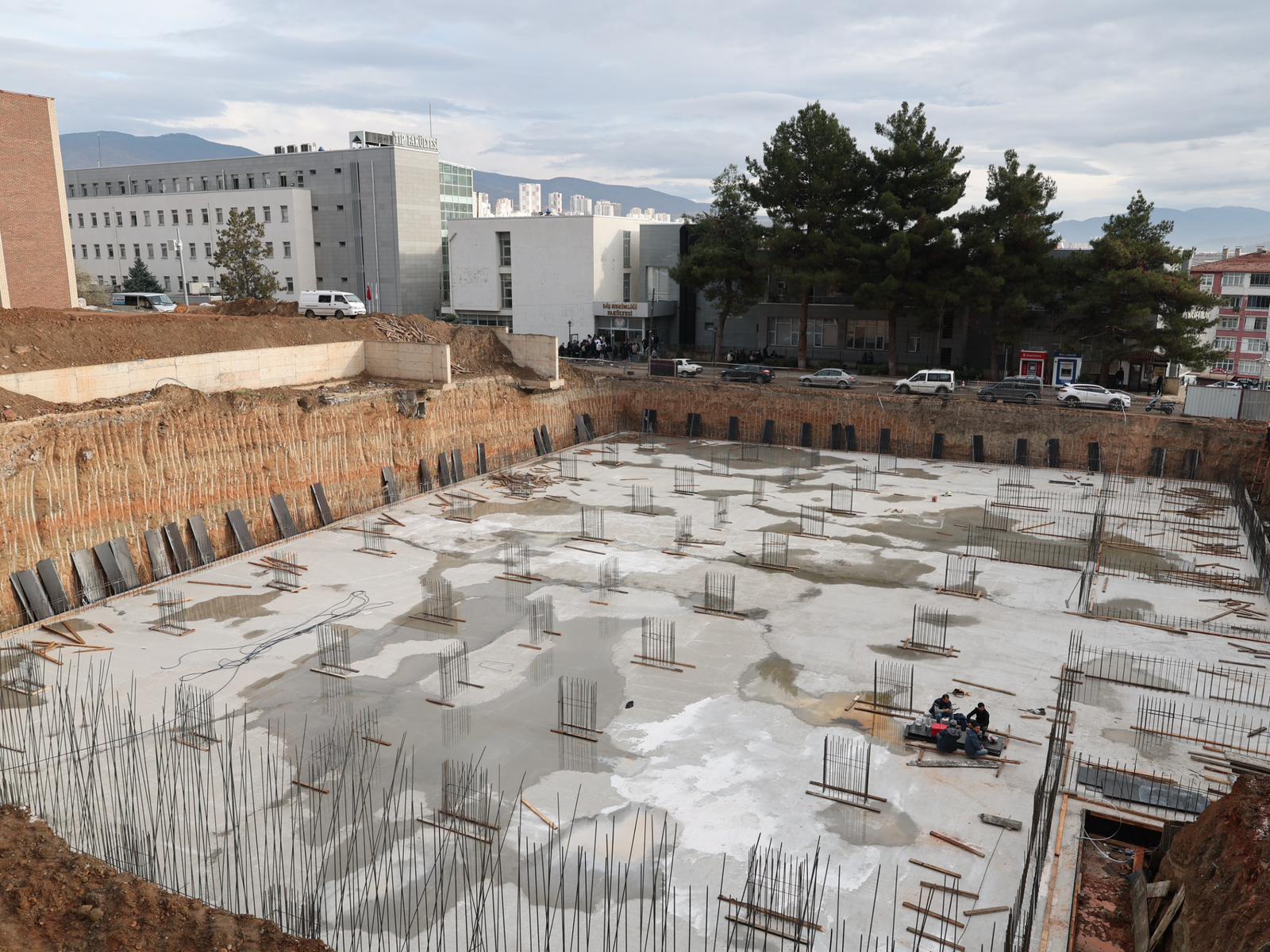 TOKAT BELEDİYESİ, ÜNİVERSİTE HASTANESİNİN OTOPARK SORUNUNU ÇÖZÜYOR - Görsel 2