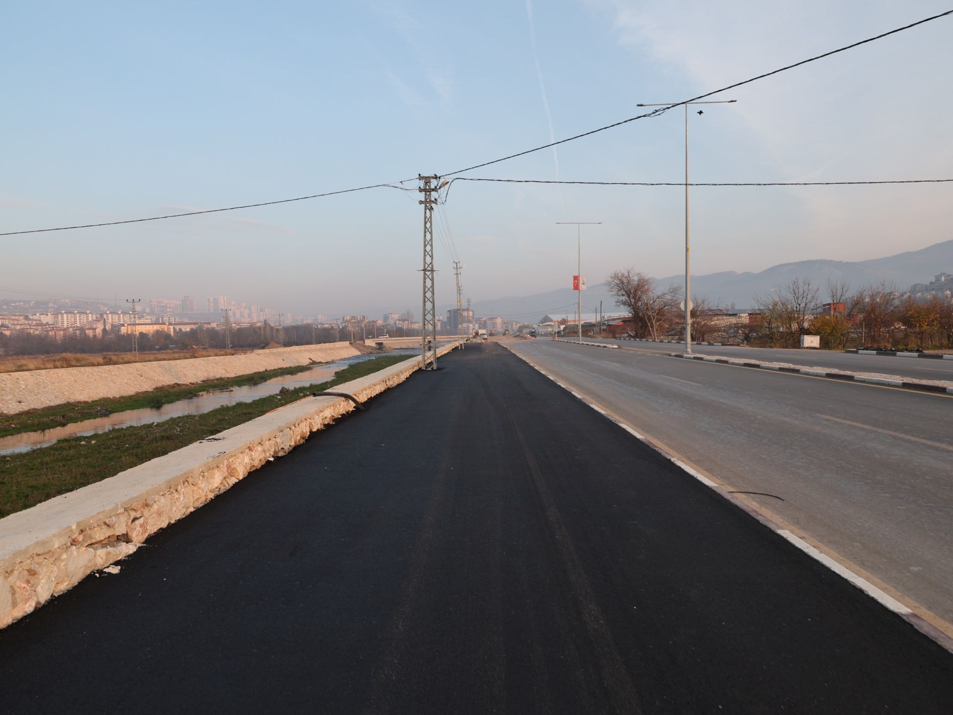 DESENLİ ASFALT YÜRÜYÜŞ VE BİSİKLET YOLU ÇALIŞMALARI BAŞLADI - Görsel 1