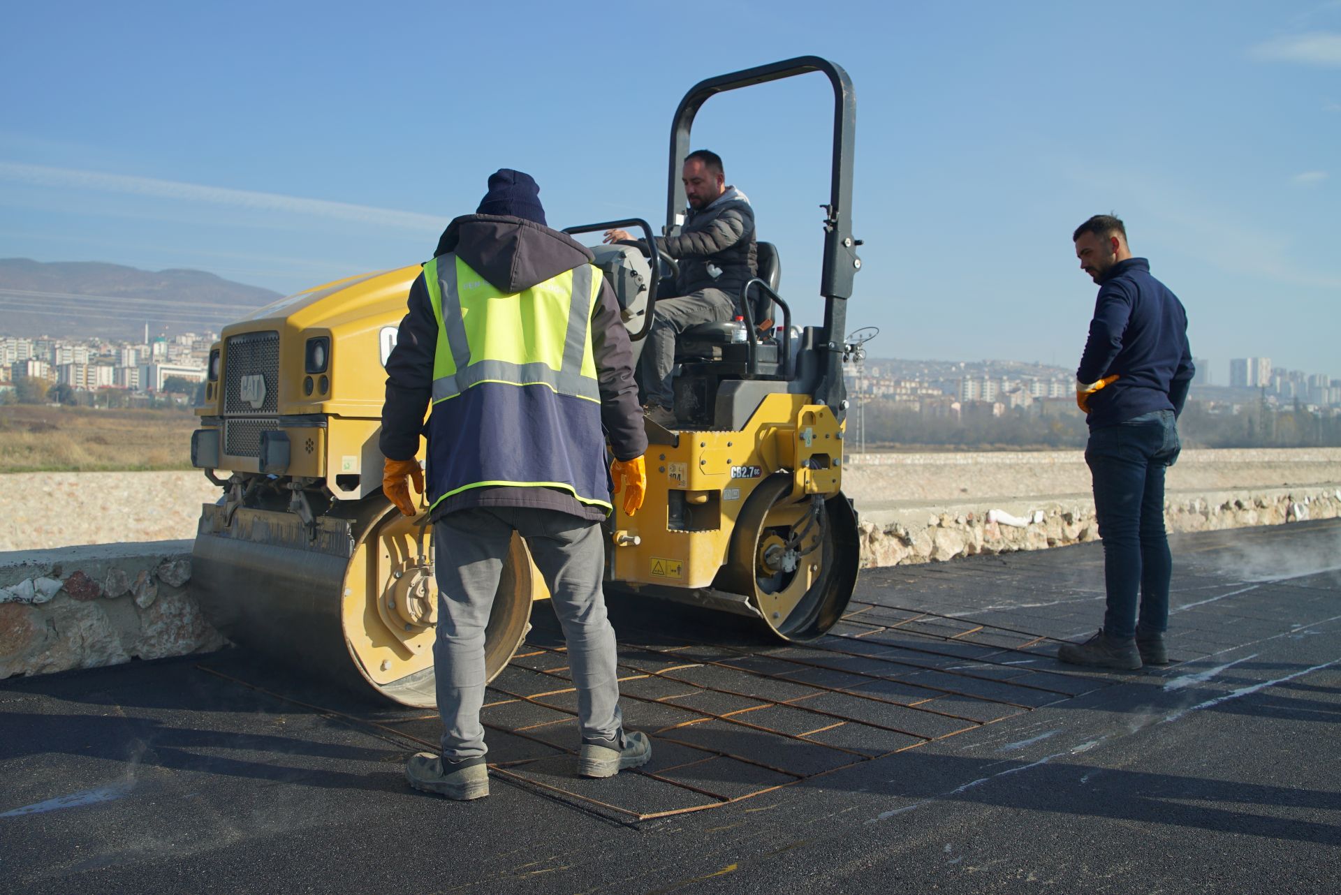 DESENLİ ASFALT YÜRÜYÜŞ VE BİSİKLET YOLU ÇALIŞMALARI BAŞLADI - Görsel 7