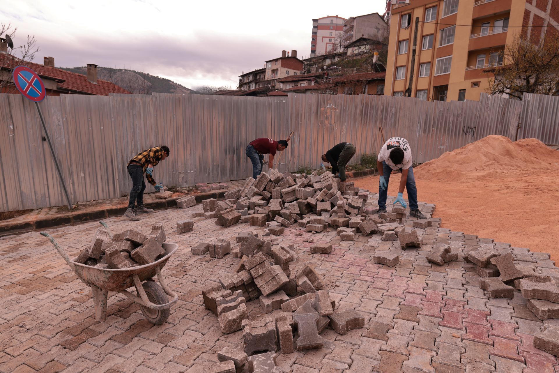 ÜNİVERSİTE HASTANESİ ÇEVRESİNDE TRAFİĞİ RAHATLATACAK ÖNEMLİ BİR ADIM DAHA