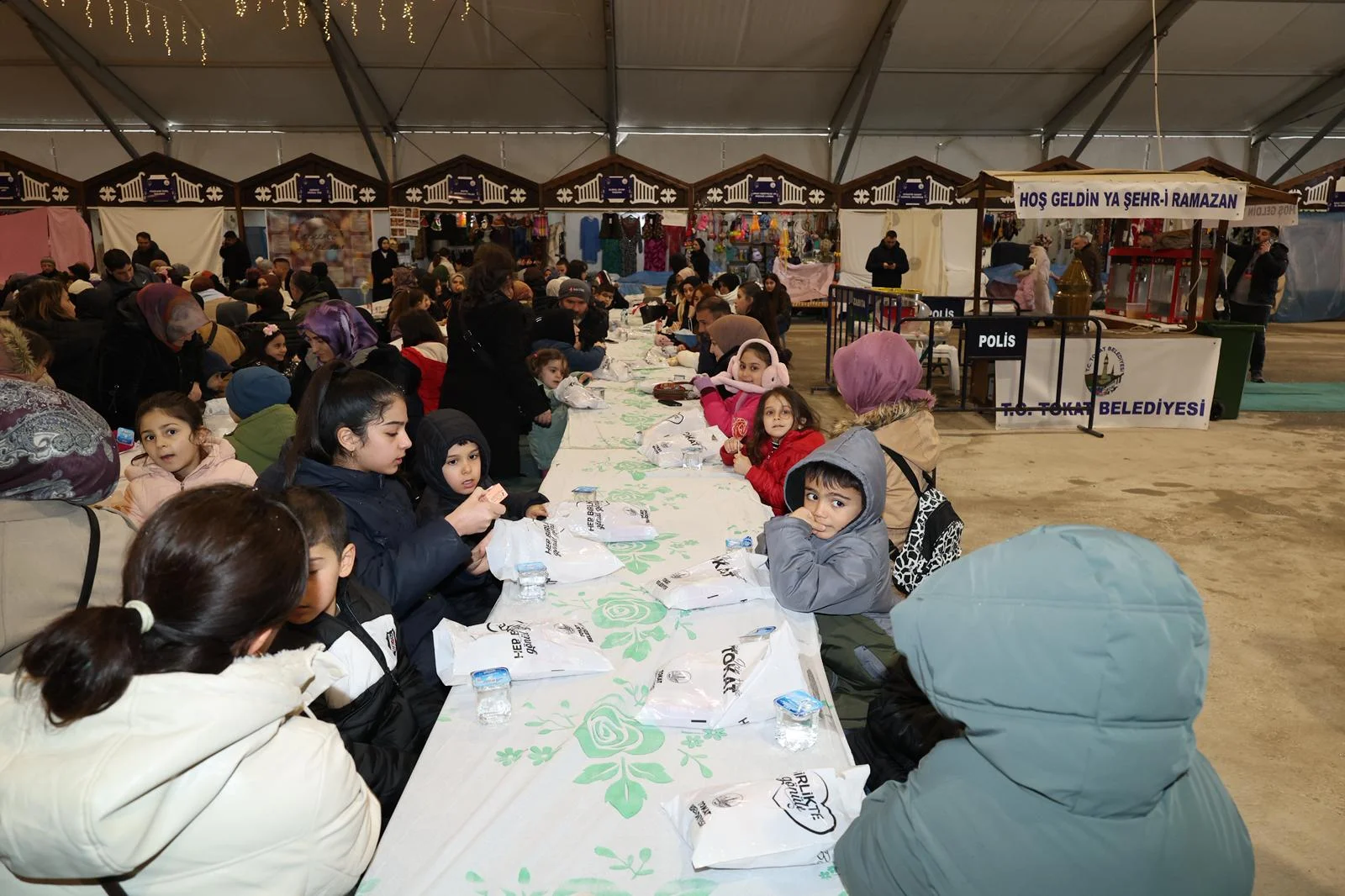 RAMAZAN’IN EN NEŞELİ İFTARI: TEKNE ORUCUM'A YÜZLERCE ÇOCUK KATILDI - Görsel 2