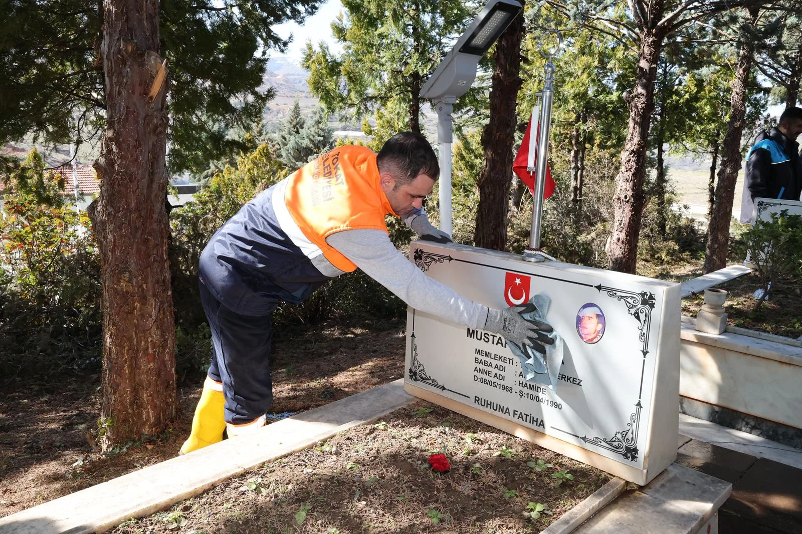 BAYRAM ÖNCESİ MEZARLIKLARDA KAPSAMLI ÇALIŞMA - Görsel 3