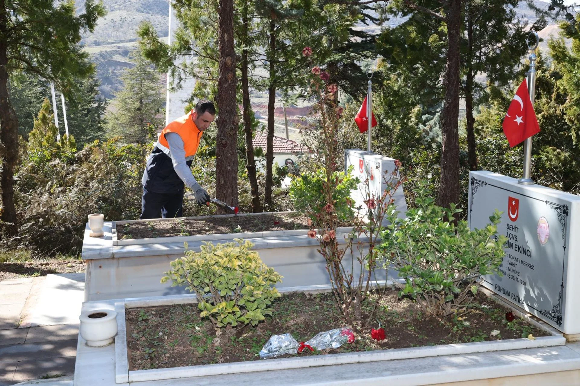 BAYRAM ÖNCESİ MEZARLIKLARDA KAPSAMLI ÇALIŞMA - Görsel 2