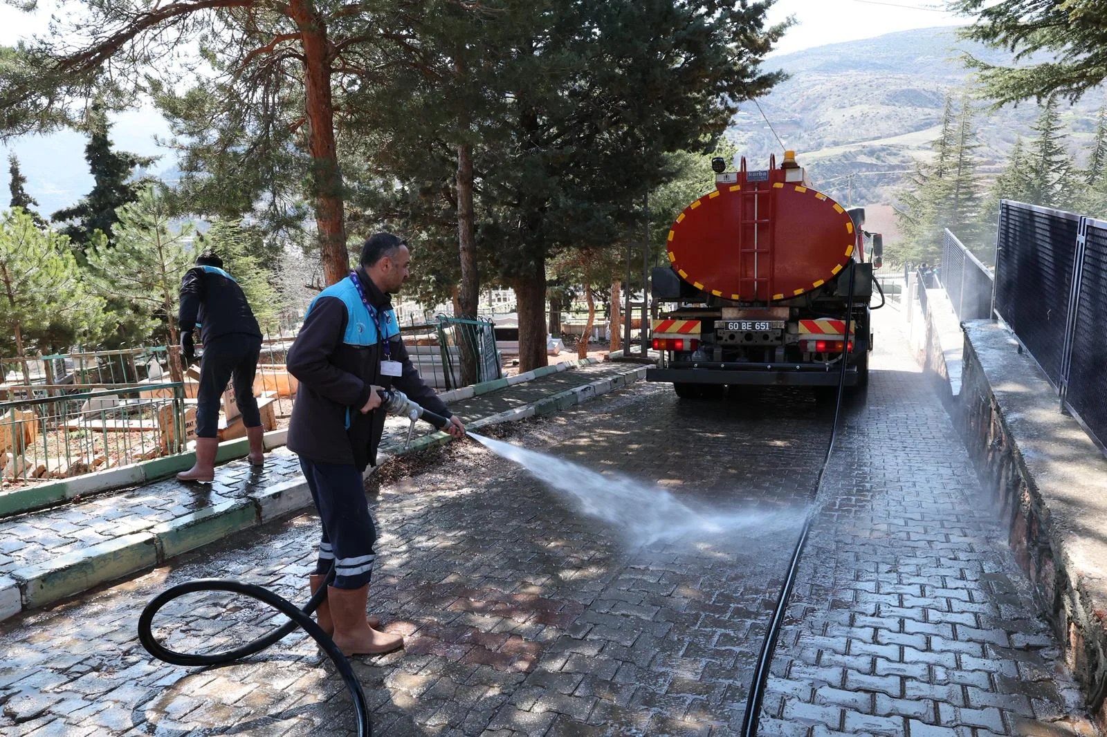 BAYRAM ÖNCESİ MEZARLIKLARDA KAPSAMLI ÇALIŞMA - Görsel 5