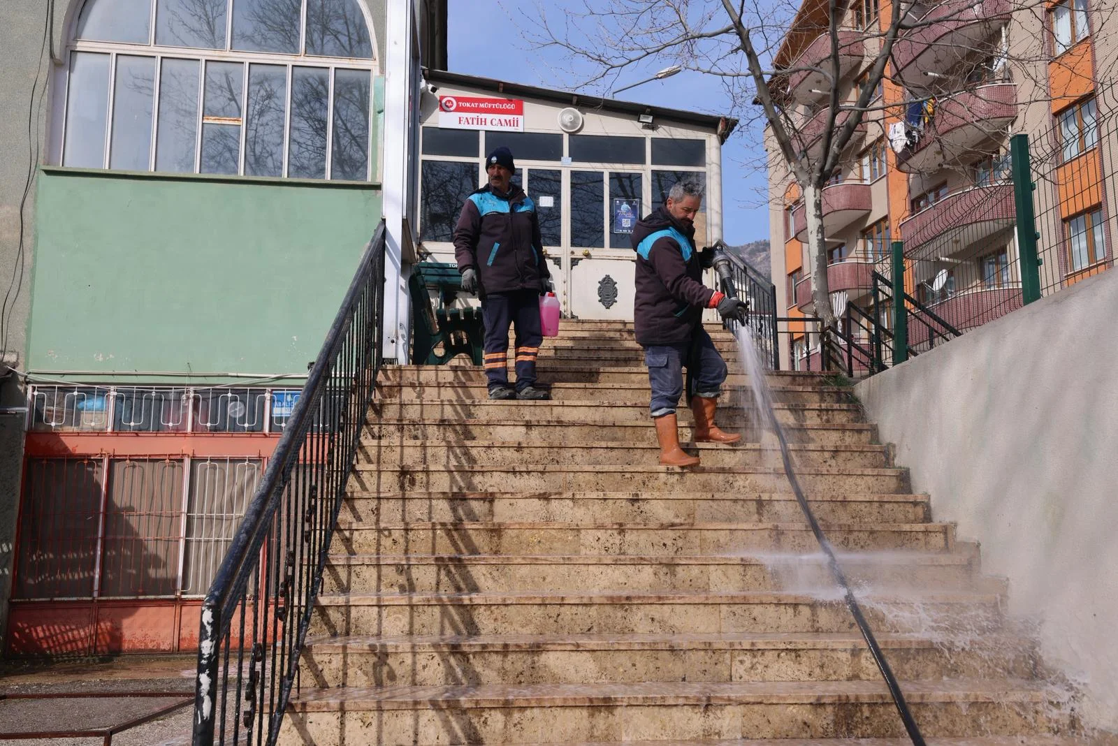 TOKAT BELEDİYESİ’NDEN BAYRAM ÖNCESİ CAMİLERDE KAPSAMLI TEMİZLİK - Görsel 1
