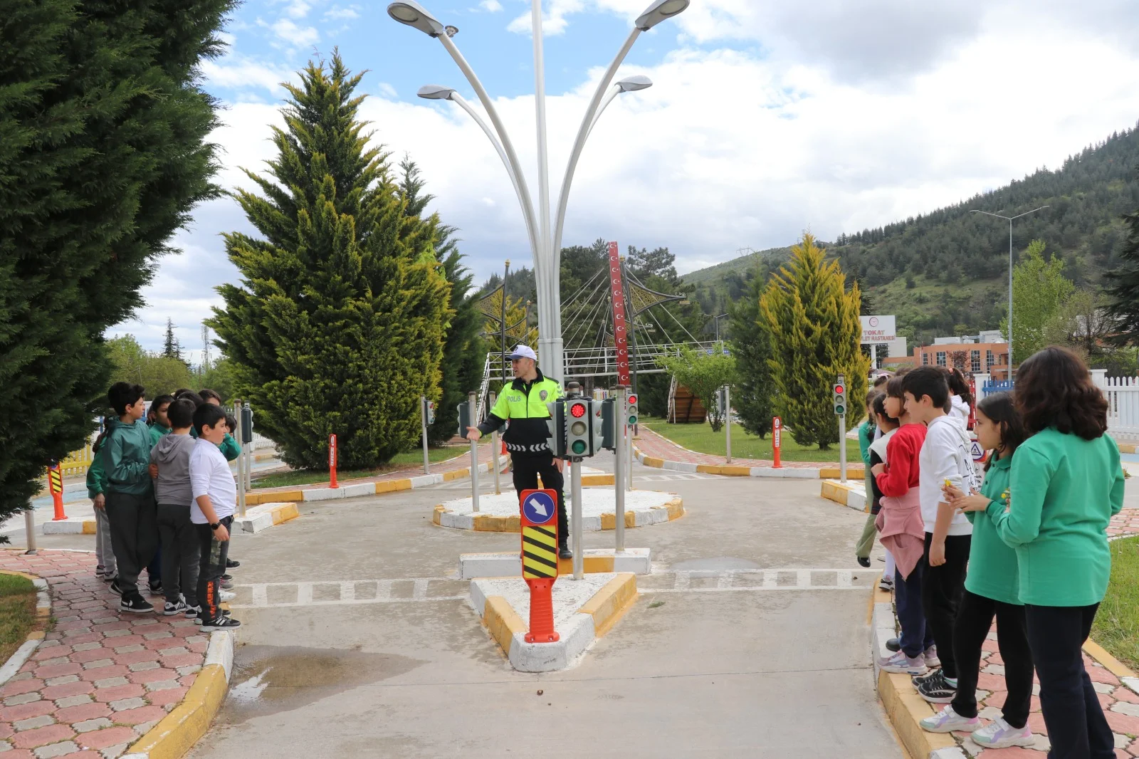 TOKAT BELEDİYESİ YENİLENEN TRAFİK EĞİTİM PARKI’NDA MİNİKLERE UYGULAMALI TRAFİK EĞİTİMİ - Görsel 7