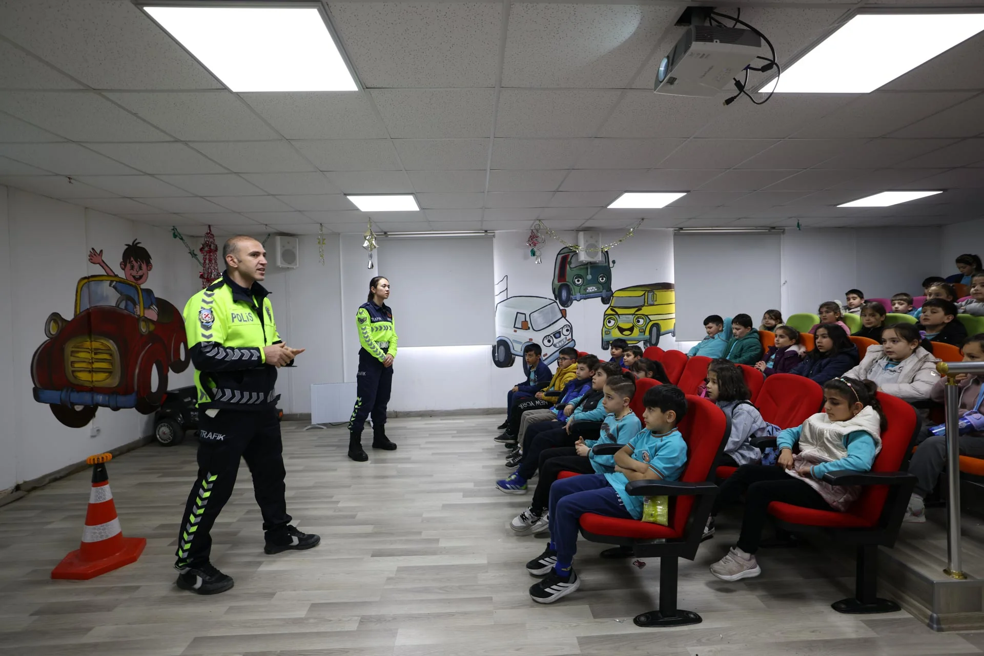TOKAT BELEDİYESİ YENİLENEN TRAFİK EĞİTİM PARKI’NDA MİNİKLERE UYGULAMALI TRAFİK EĞİTİMİ - Görsel 11