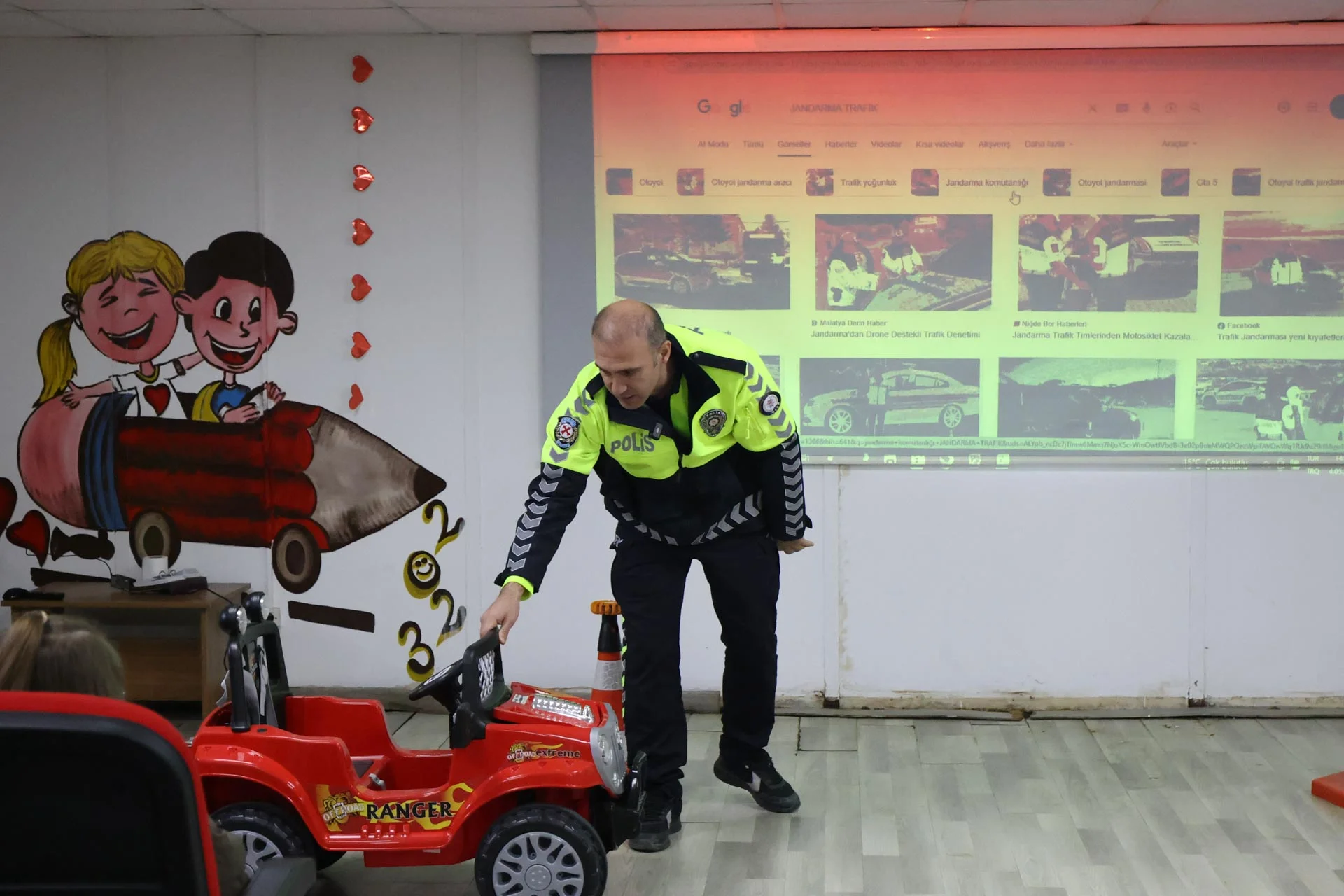TOKAT BELEDİYESİ YENİLENEN TRAFİK EĞİTİM PARKI’NDA MİNİKLERE UYGULAMALI TRAFİK EĞİTİMİ - Görsel 13