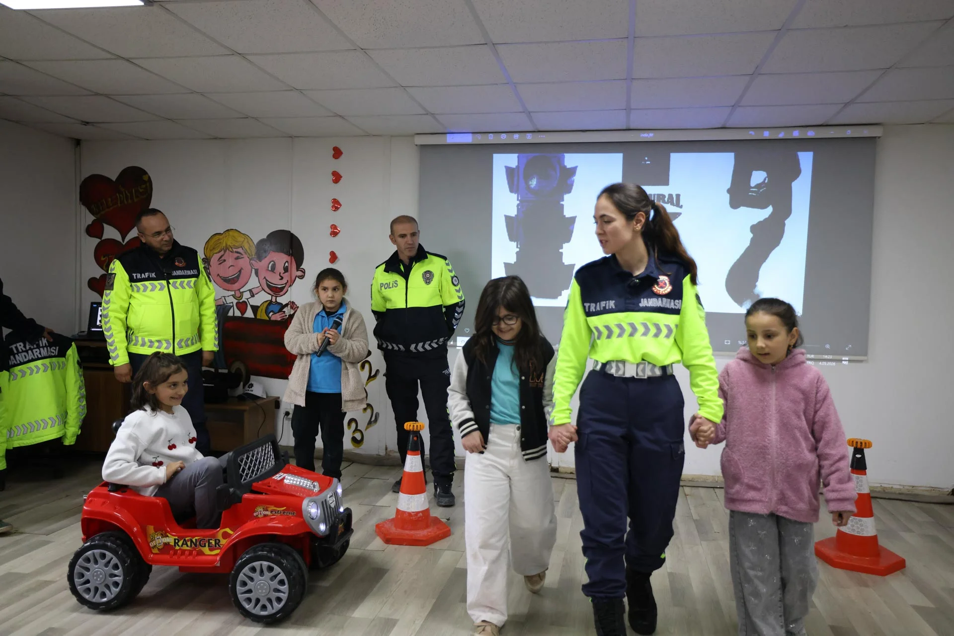 TOKAT BELEDİYESİ YENİLENEN TRAFİK EĞİTİM PARKI’NDA MİNİKLERE UYGULAMALI TRAFİK EĞİTİMİ - Görsel 16