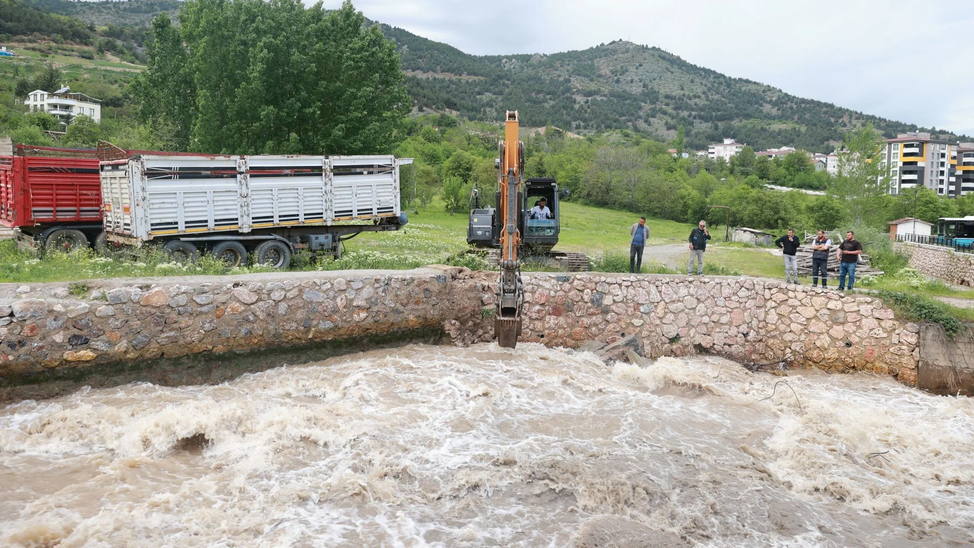 TOKAT BELEDİYESİ’NDEN SEL VE TAŞKIN RİSKİNE KARŞI YOĞUN MESAİ