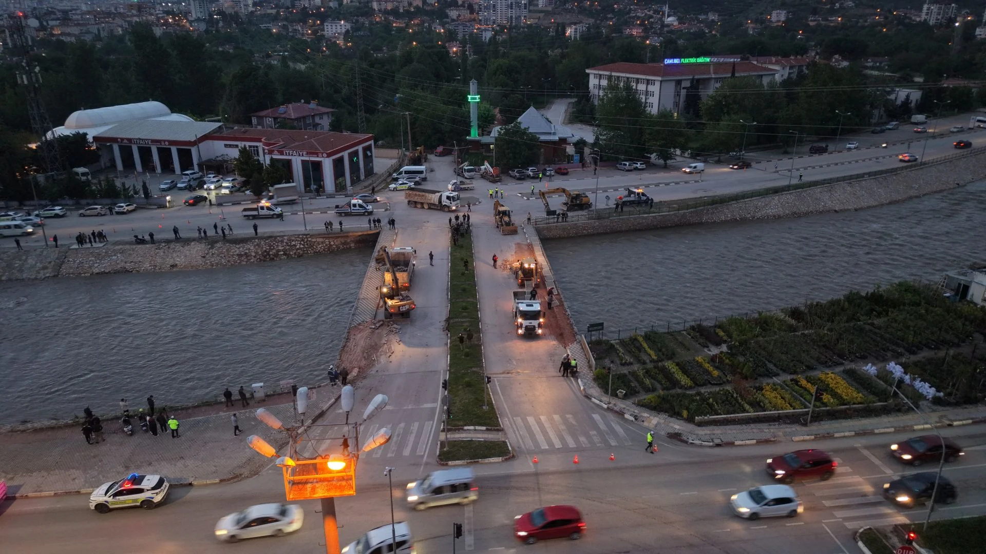 TAŞKIN RİSKİNE KARŞI ÇEDAŞ KÖPRÜSÜNDE YIKIM ÇALIŞMASI BAŞLATILDI - Görsel 1