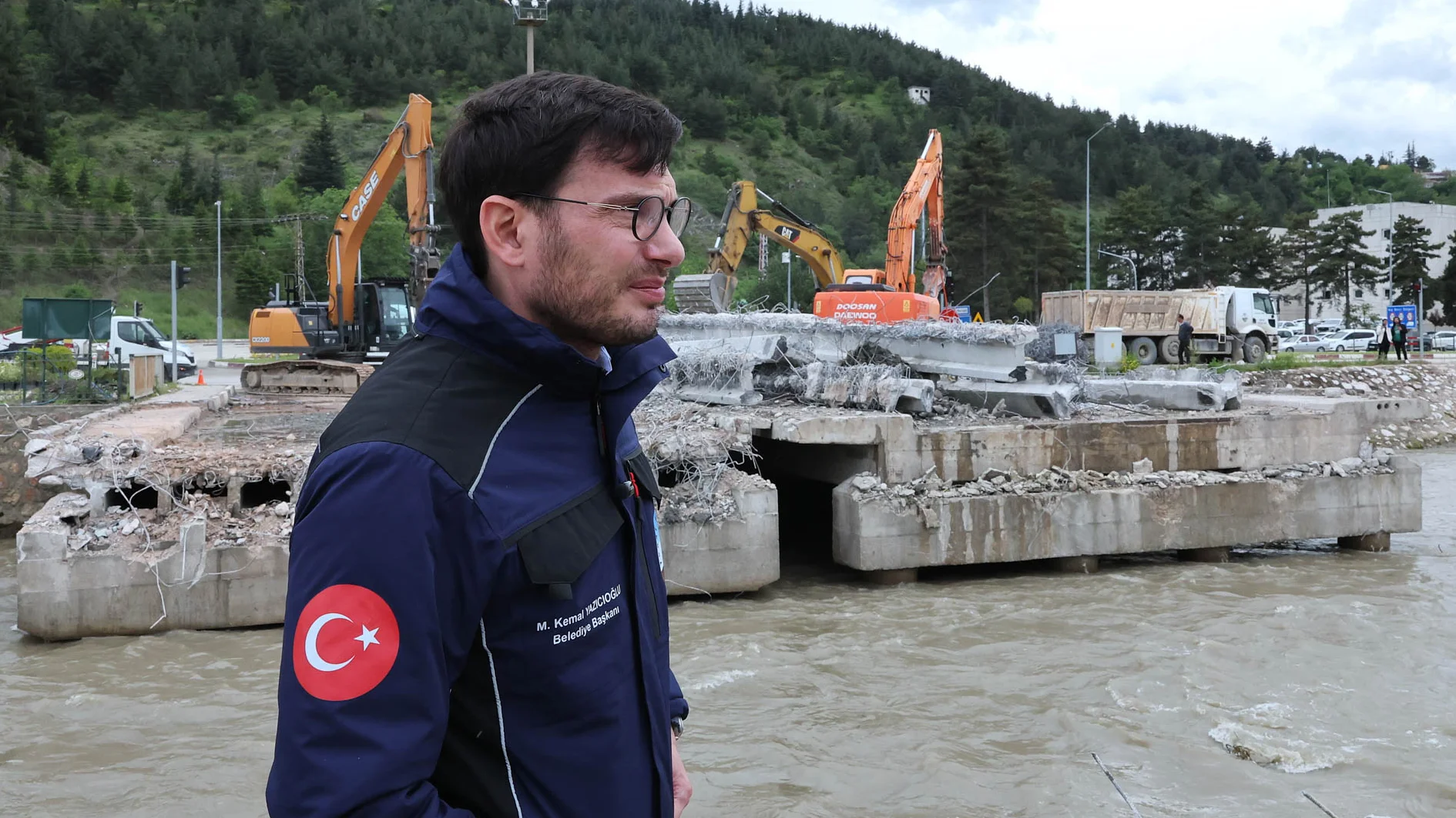 BAŞKAN YAZICIOĞLU’NDAN YIKIMI GERÇEKLEŞTİRİLEN ÇEDAŞ KÖPRÜSÜ YERİNE YENİ KÖPRÜ MÜJDESİ
