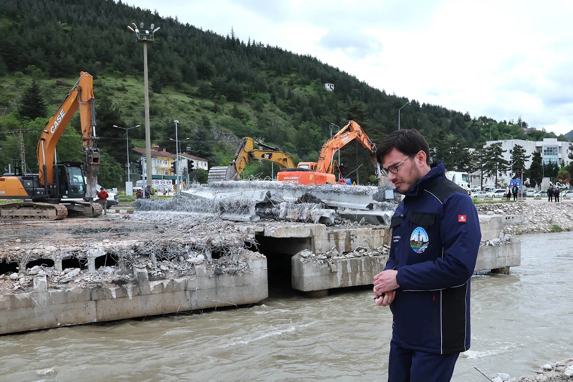 BAŞKAN YAZICIOĞLU’NDAN YIKIMI GERÇEKLEŞTİRİLEN ÇEDAŞ KÖPRÜSÜ YERİNE YENİ KÖPRÜ MÜJDESİ - Görsel 3