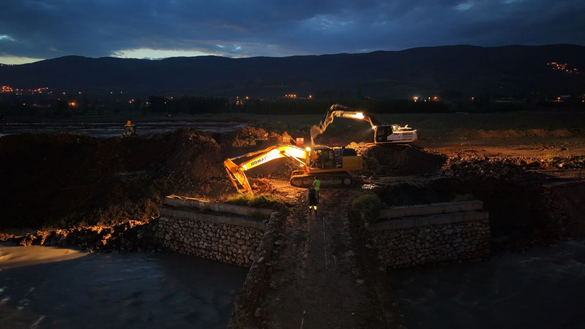 TOKAT BELEDİYESİ EKİPLERİ TAŞKIN RİSKİNE KARŞI GECE GÜNDÜZ SAHADA - Görsel 4