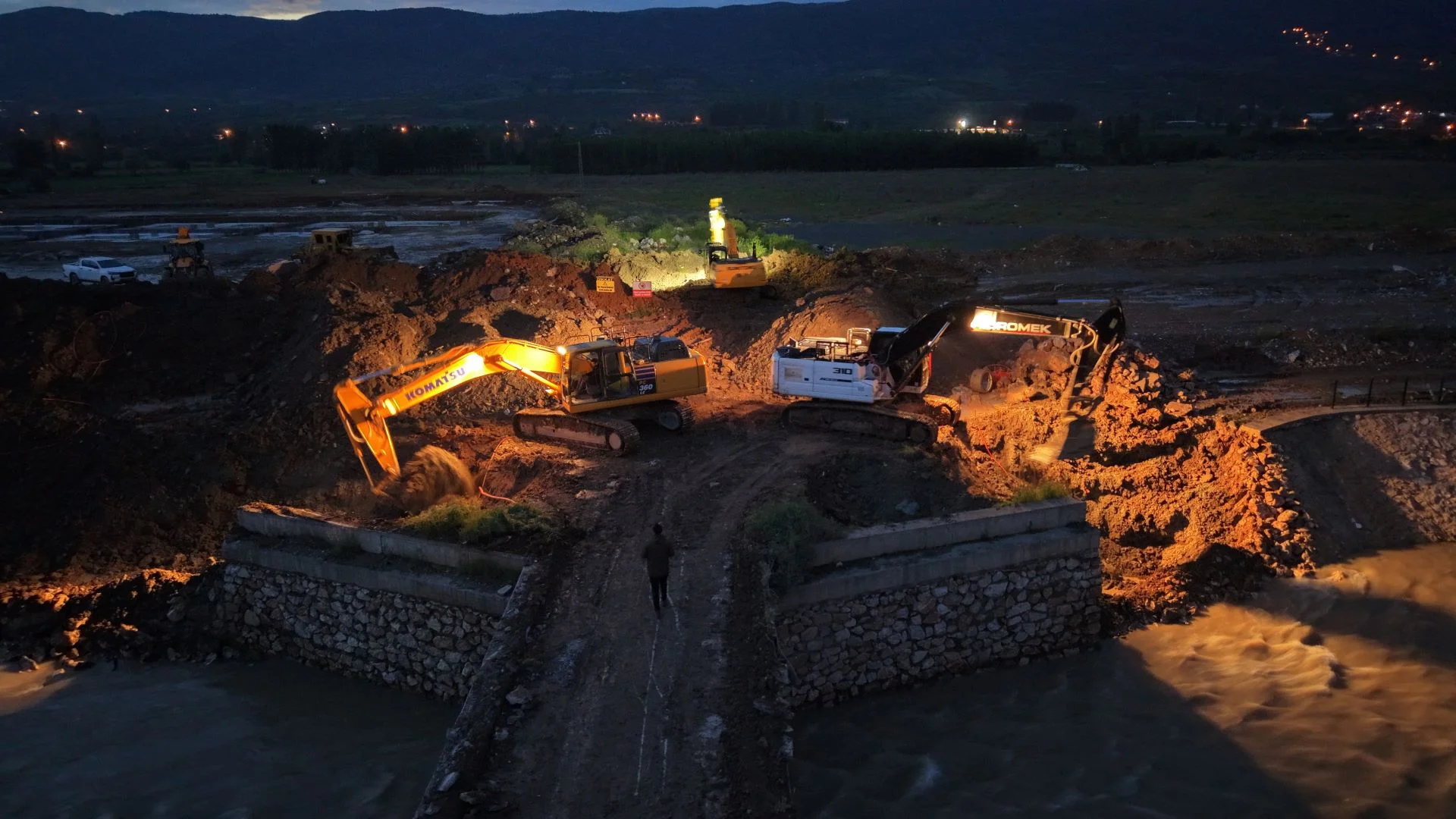 TOKAT BELEDİYESİ EKİPLERİ TAŞKIN RİSKİNE KARŞI GECE GÜNDÜZ SAHADA - Görsel 1